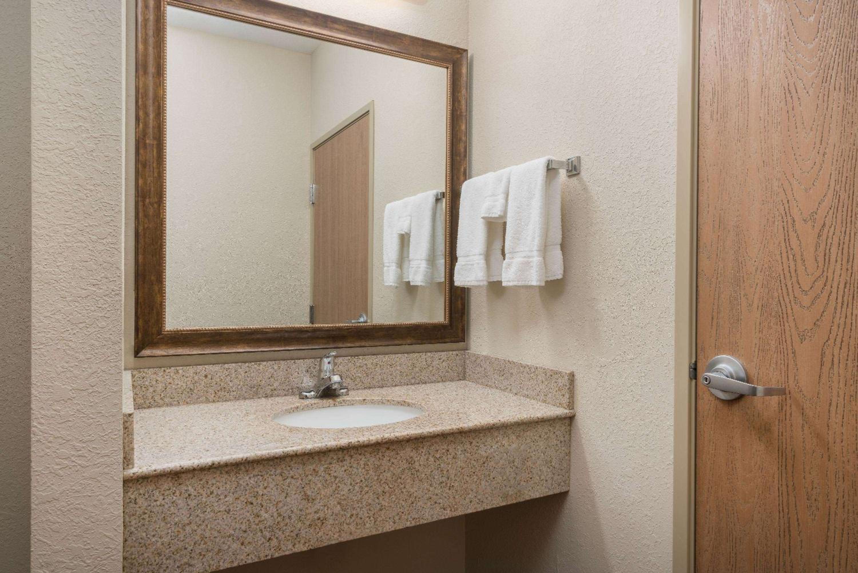 Queen Room with Two Queen Beds and Roll-in Shower - Mobility Accessible/Non-Smoking photo 2