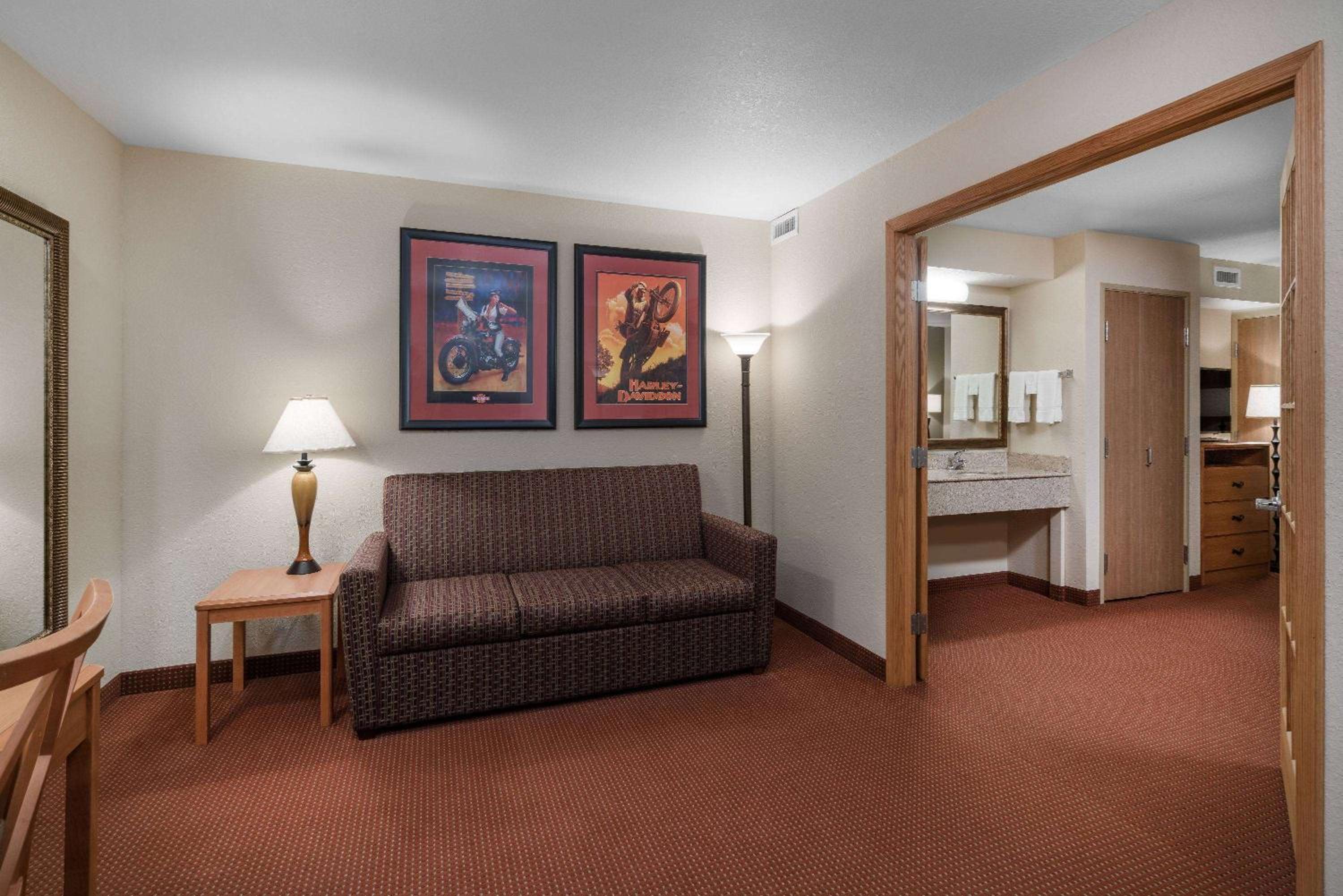 Deluxe King Suite - Non-Smoking