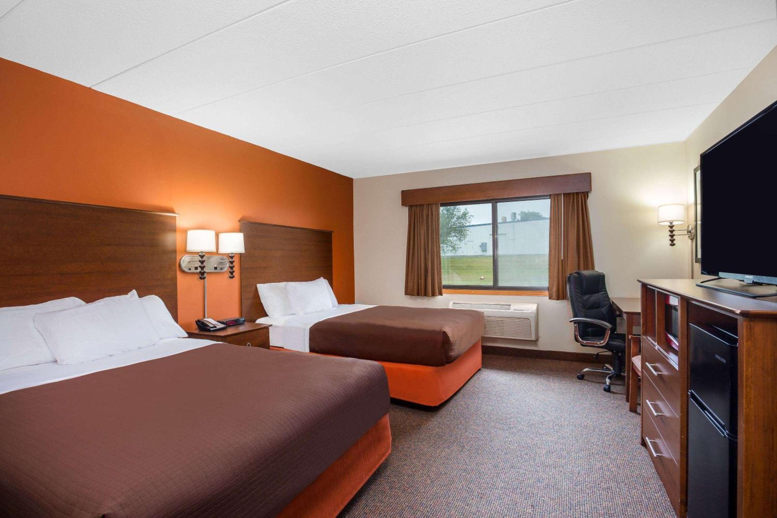 Queen Room with Two Queen Beds - Non-Smoking - Photo 1