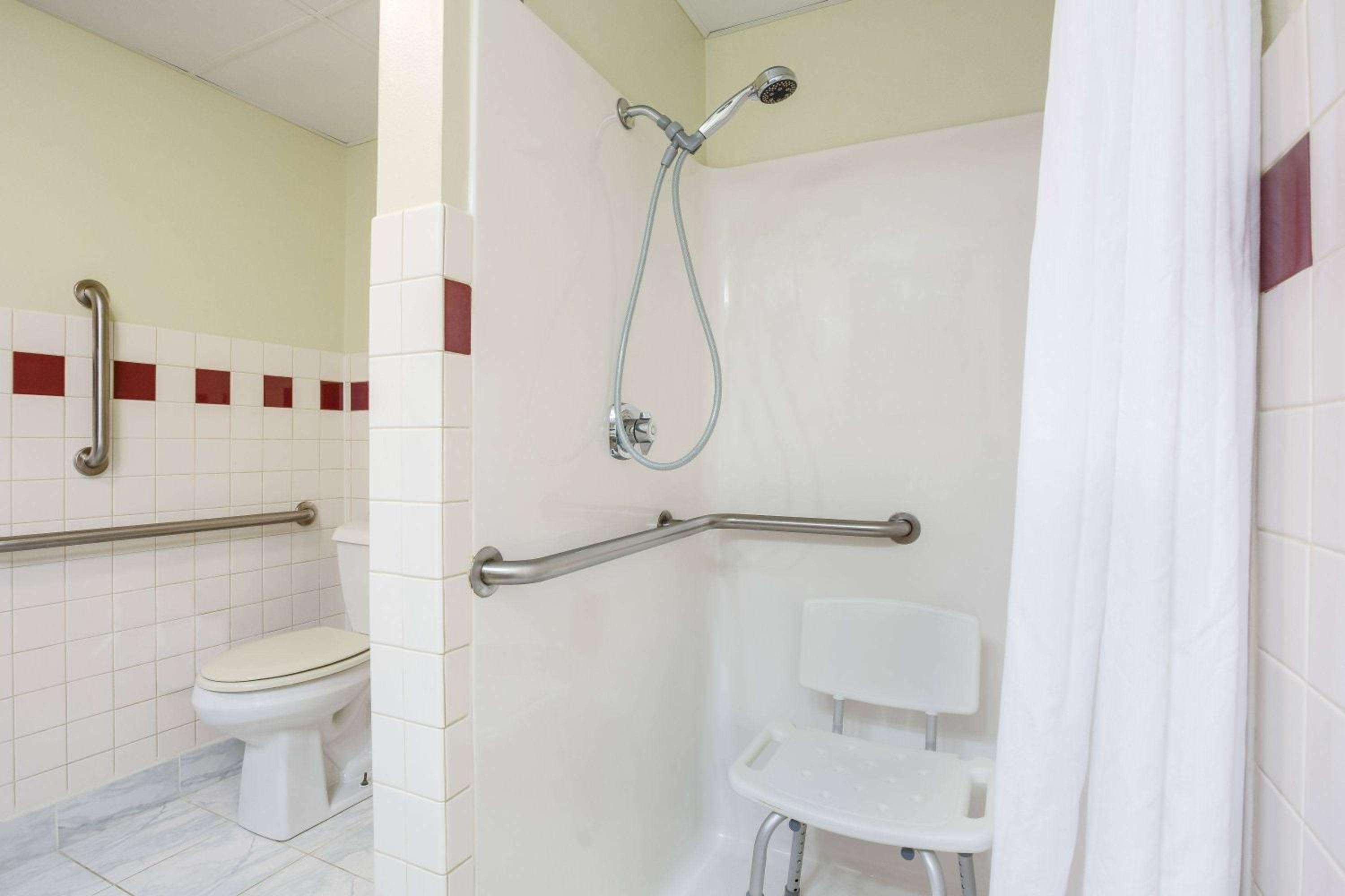 Queen Room - Mobility Access/Non-Smoking - Photo 3