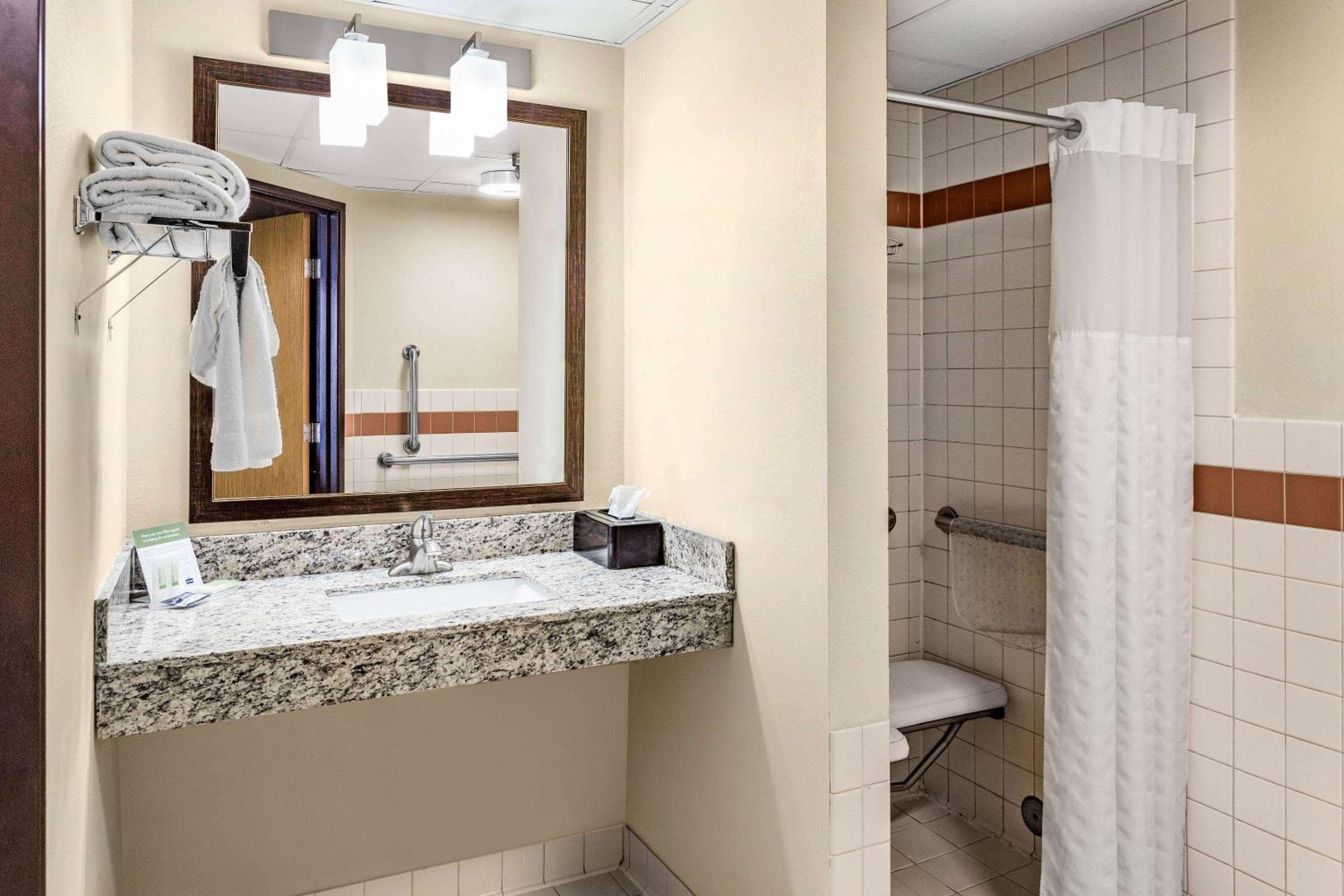 King Room - Mobility Access/Non-Smoking - Photo 4