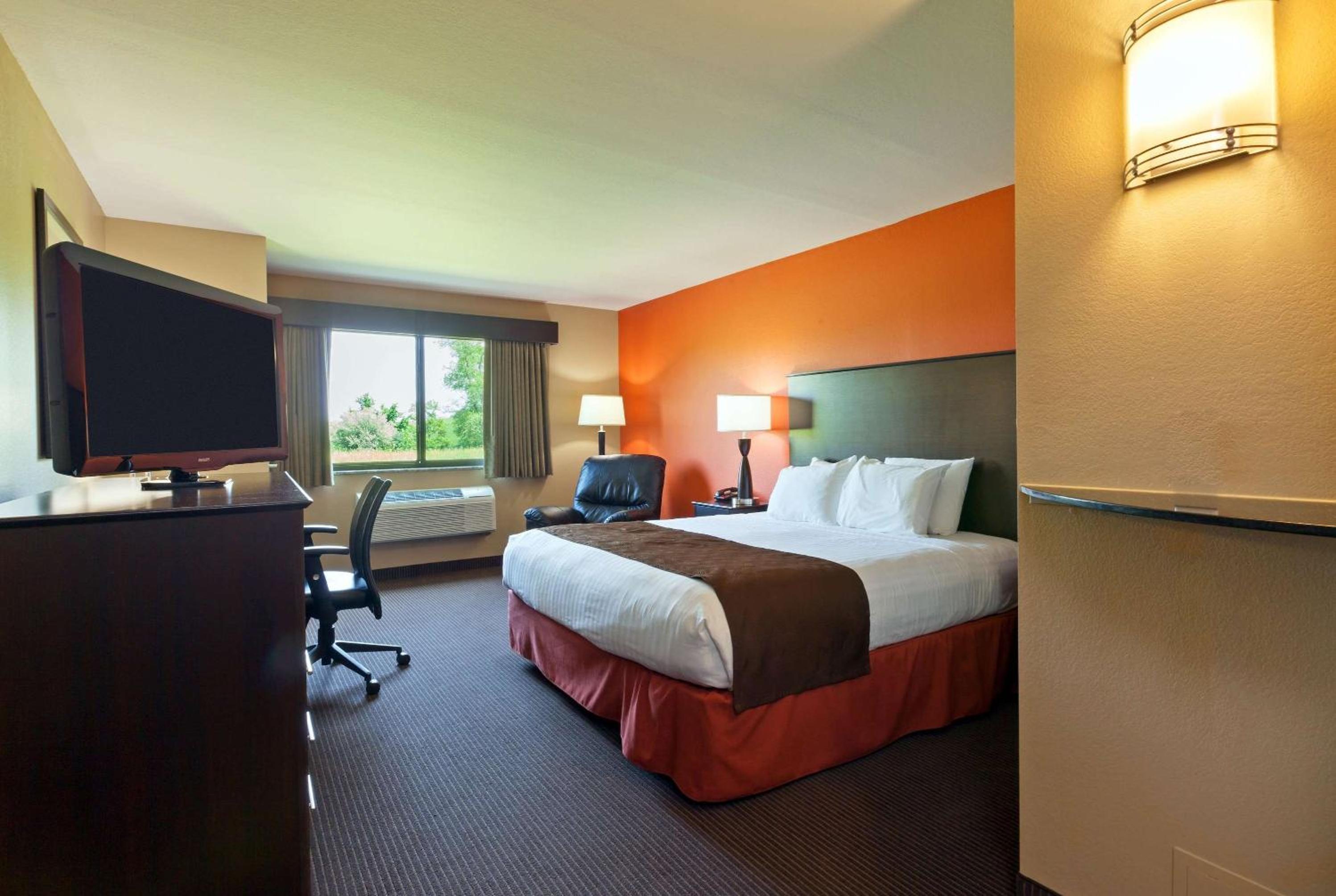 Superior King Suite - Non-Smoking photo 1