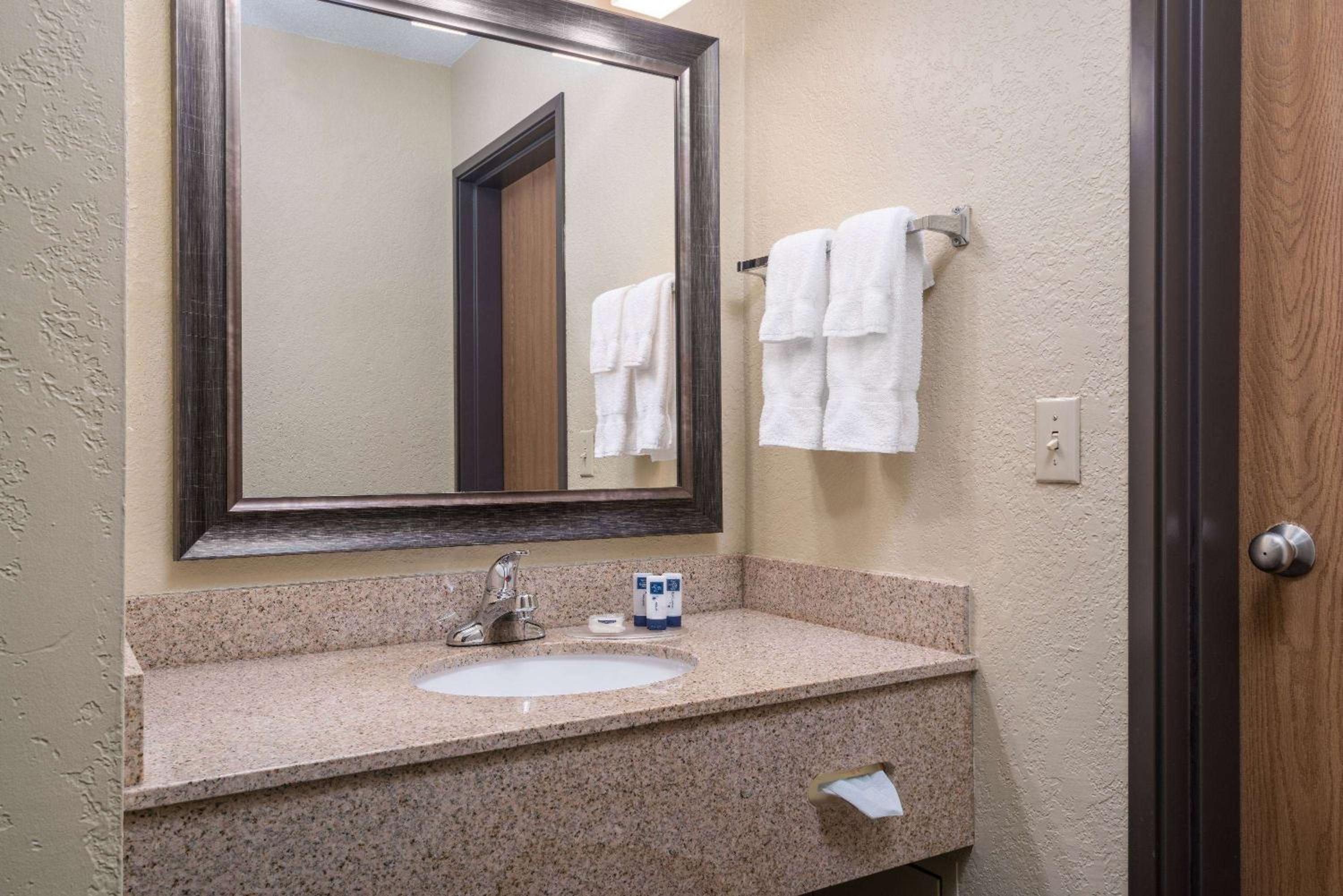 Deluxe Queen Suite - Non-Smoking - Photo 3