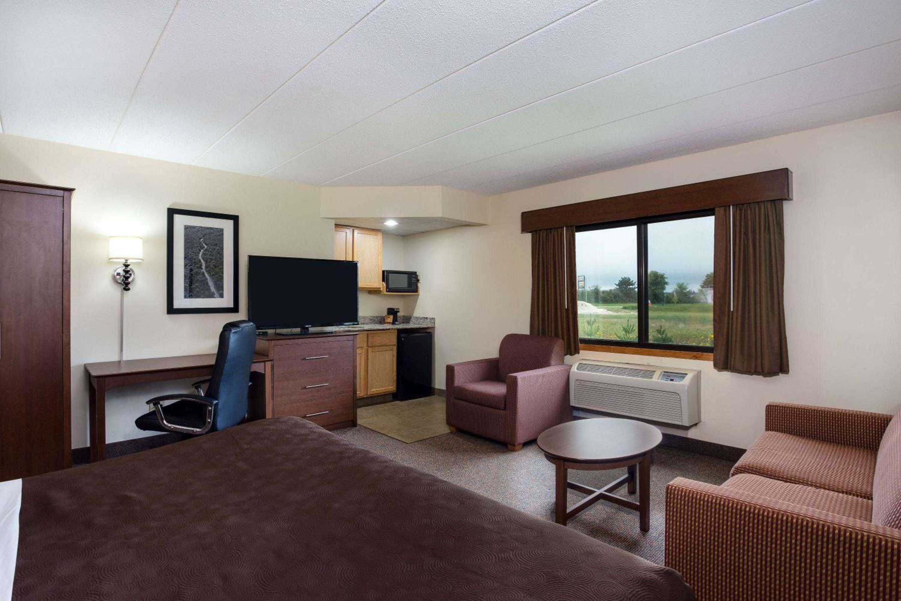 Deluxe King Room - Non-Smoking - Photo 2