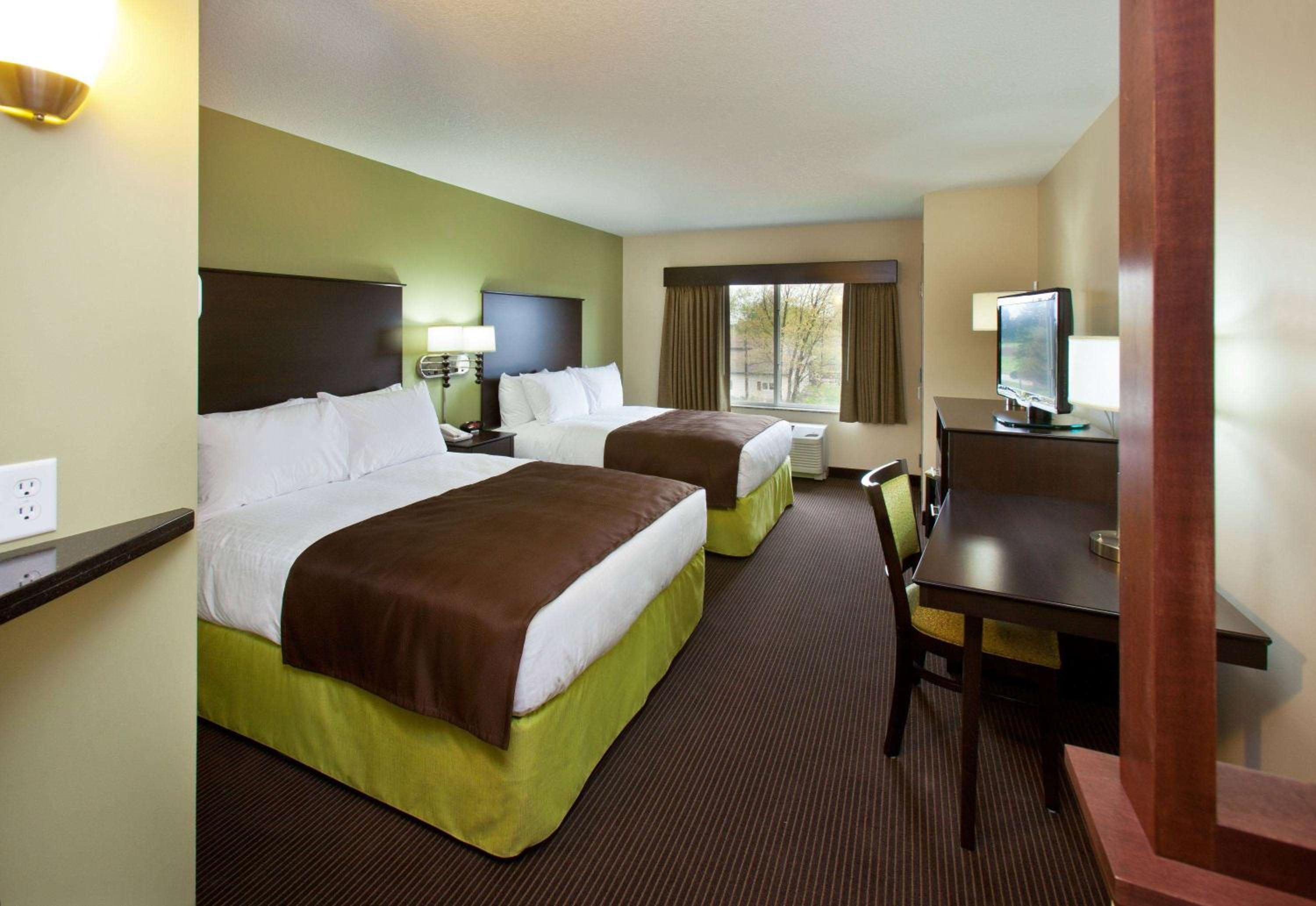 Queen Room with Two Queen Beds - Non-Smoking - Photo 1