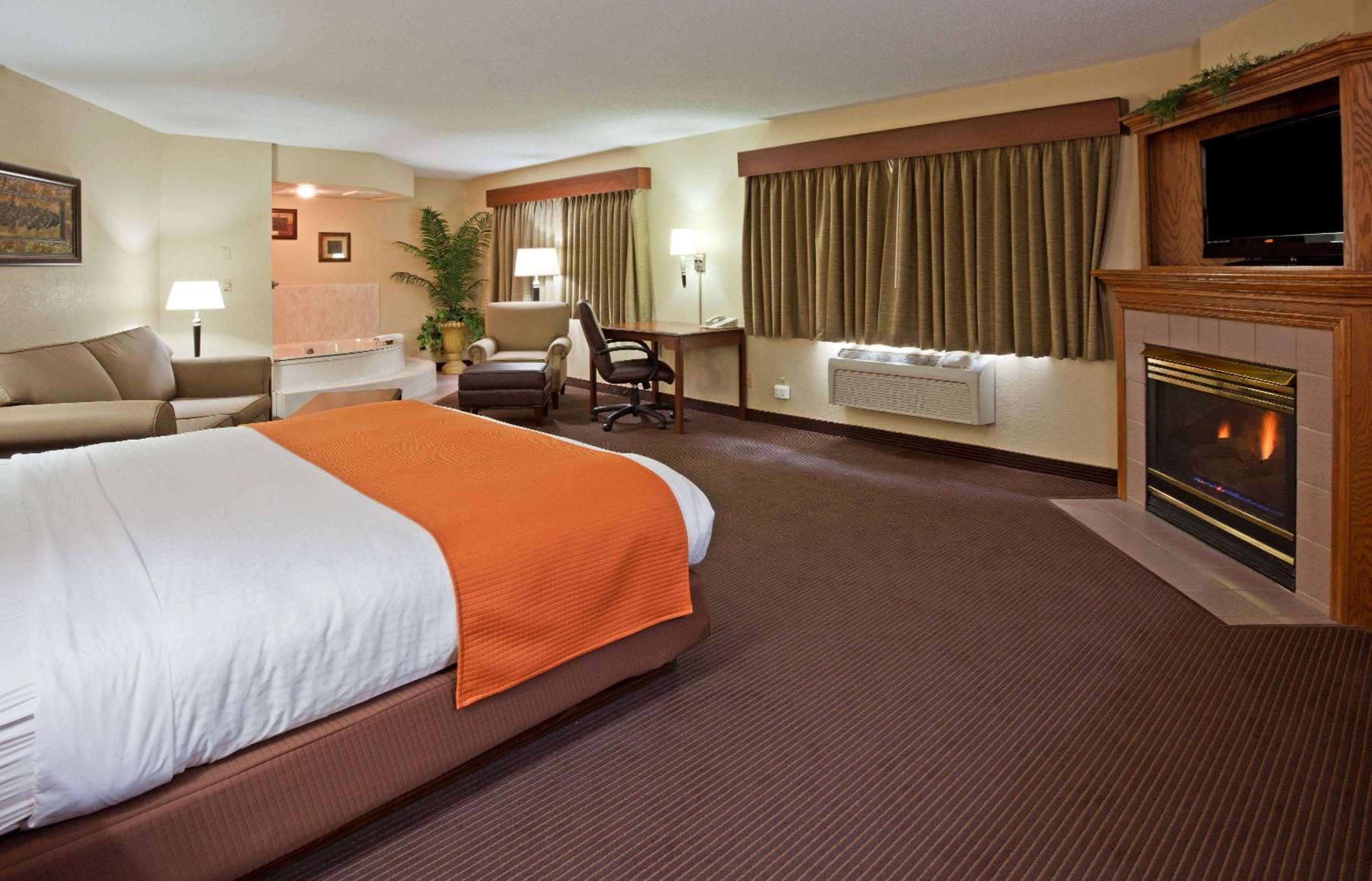 King Suite with Hot Tub - Non-Smoking - Photo 1