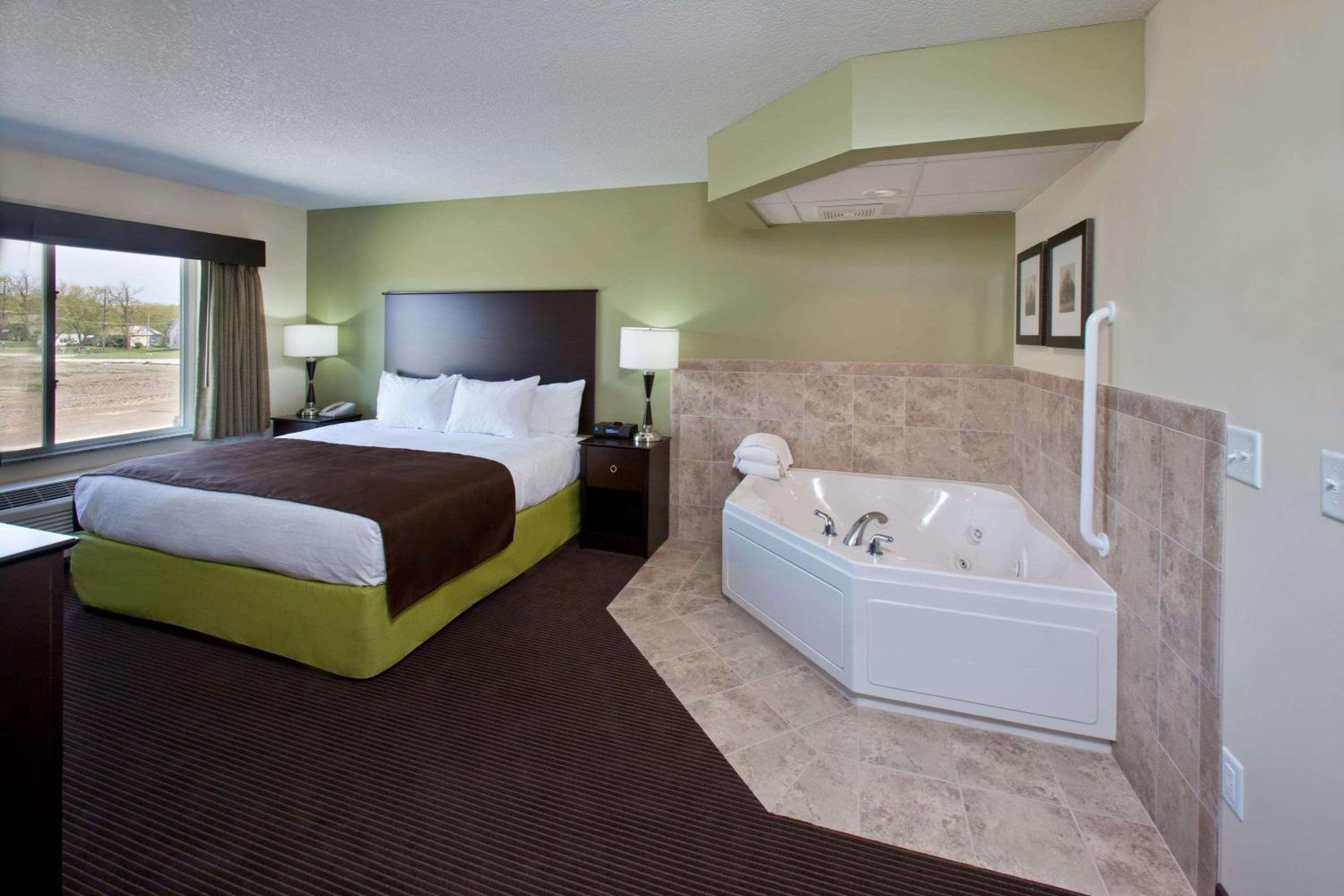One Bedroom Deluxe King Suite - Non Smoking  - Photo 4