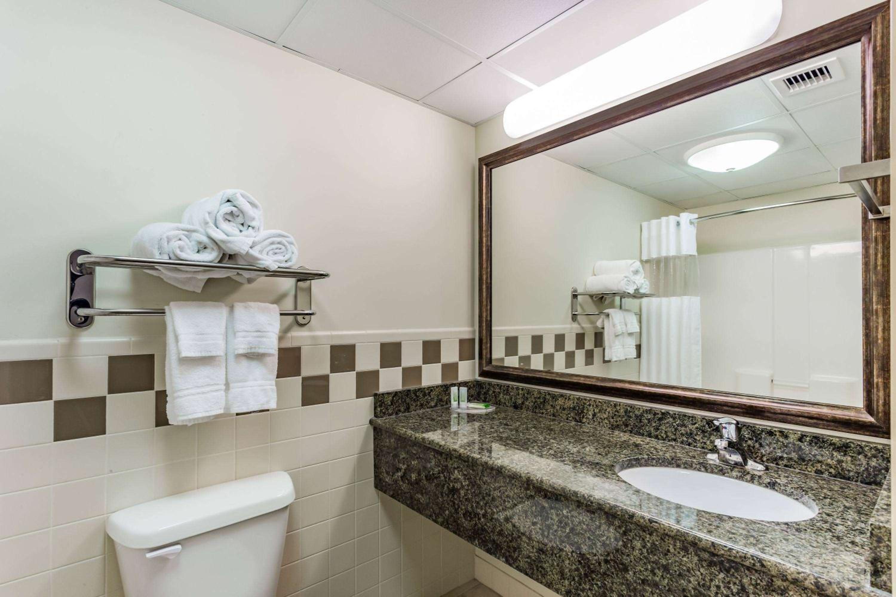 One-Bedroom King Suite with Jetted Tub, Fireplace and River View - Non-Smoking photo 3