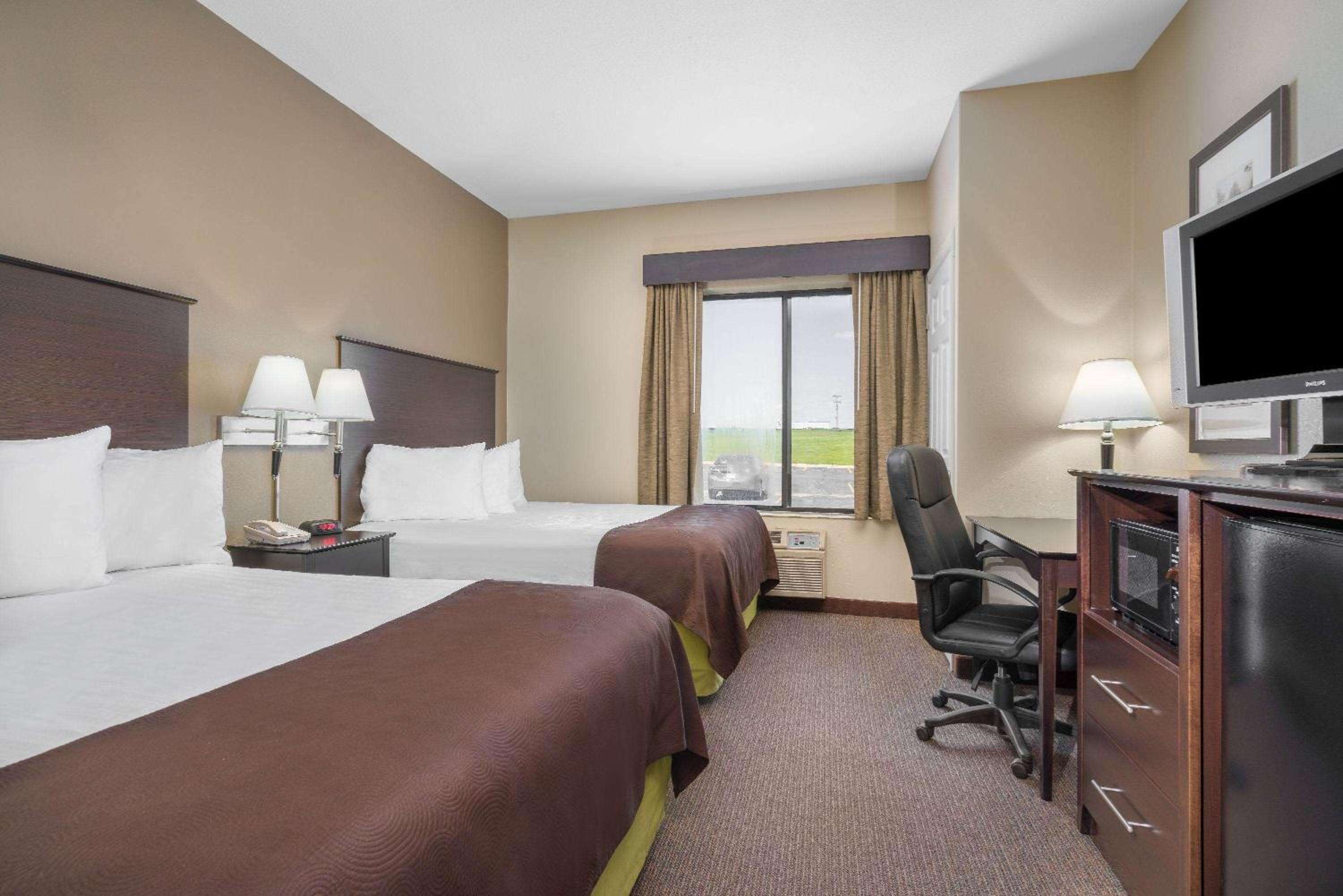 Queen Room with Two Queen Beds - Non-Smoking - Photo 2