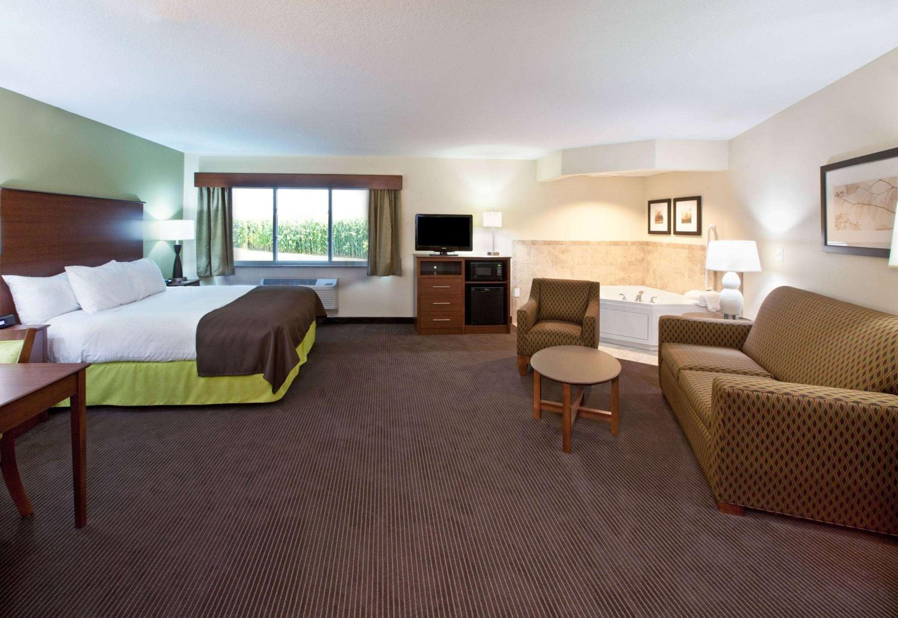 Deluxe King Room with City View - Non-Smoking photo 1