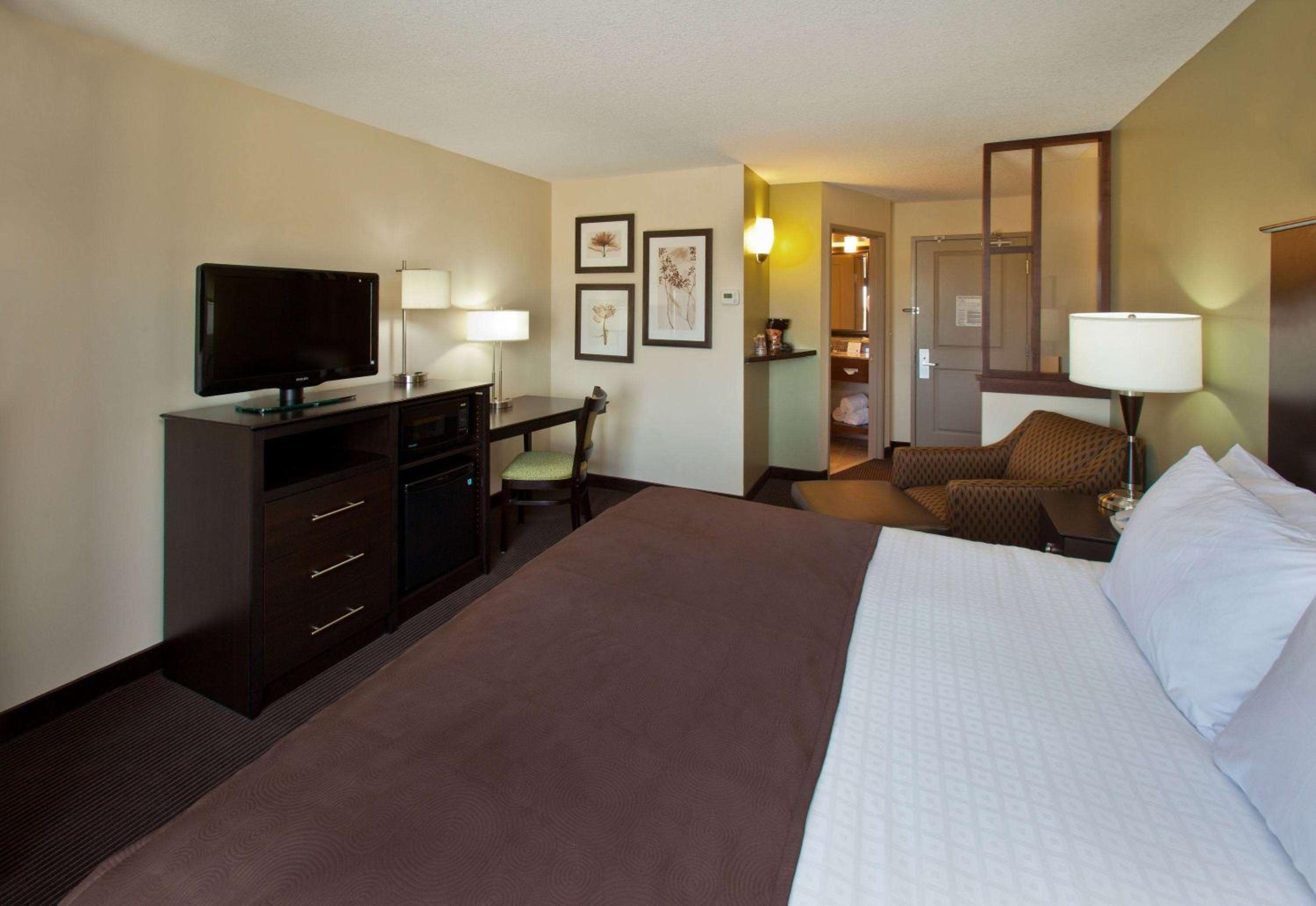 King Room - Non-Smoking - Photo 1