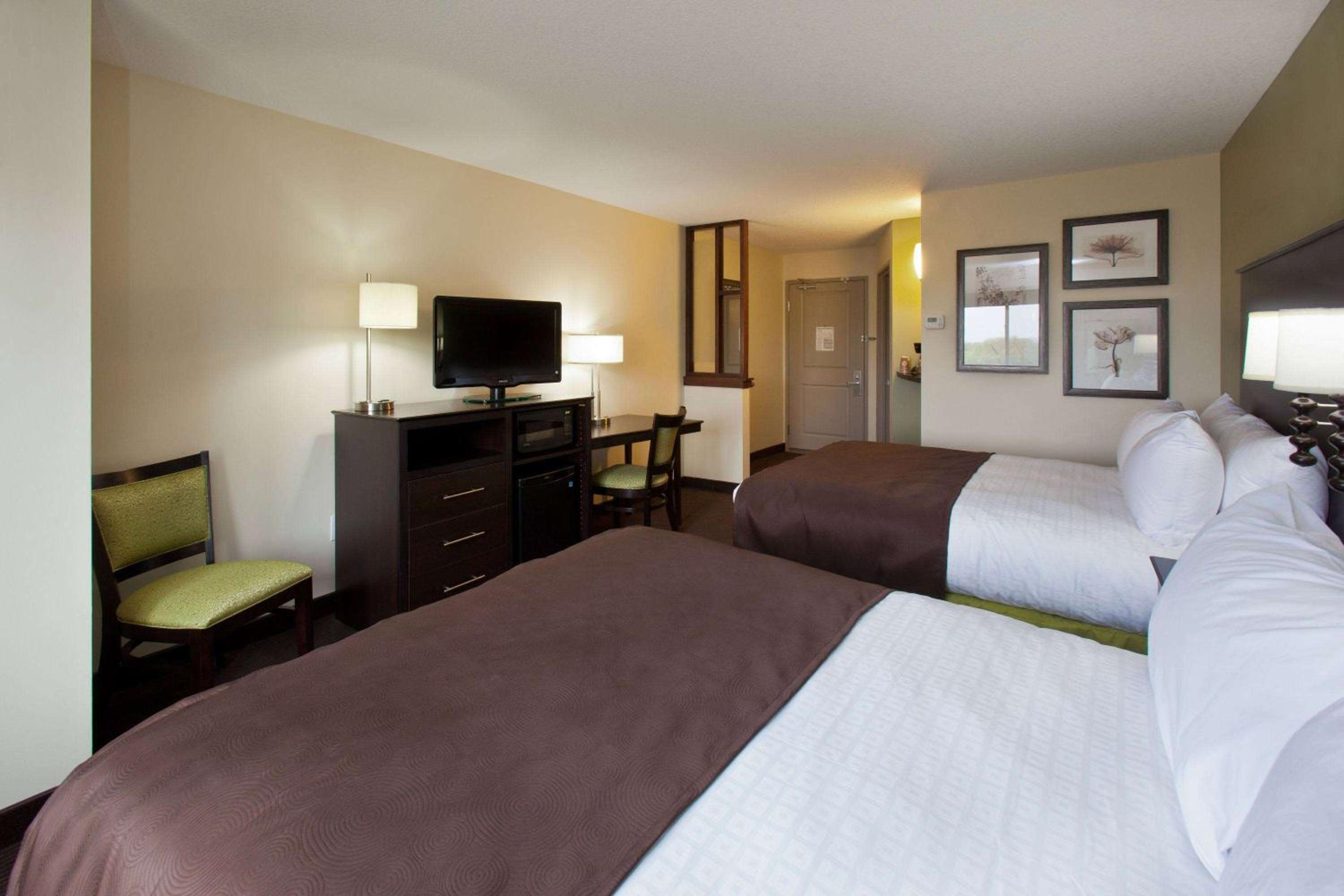 Queen Room with Two Queen Beds - Non-Smoking - Photo 2