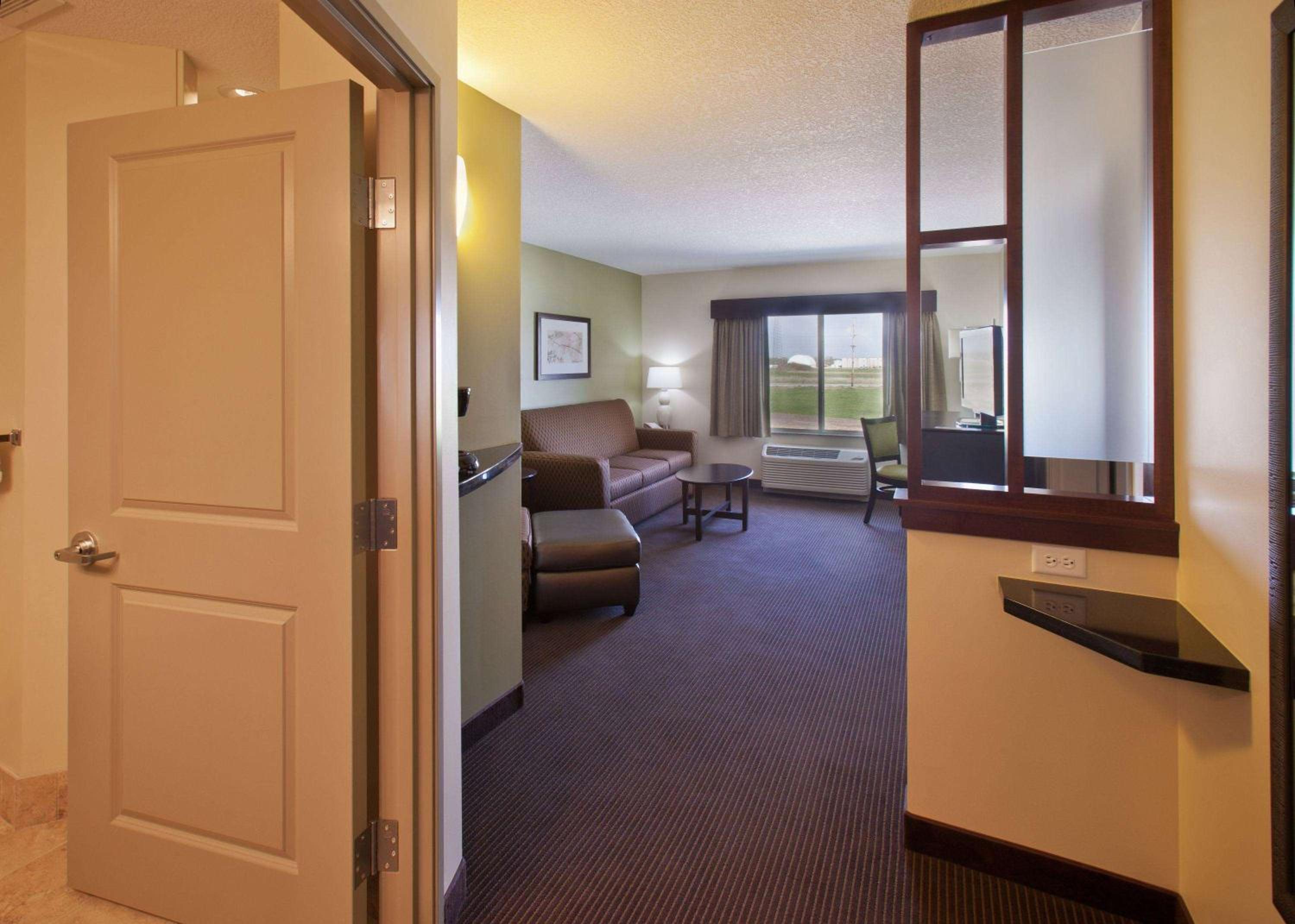 One Bedroom Deluxe King Suite - Non Smoking  - Photo 3