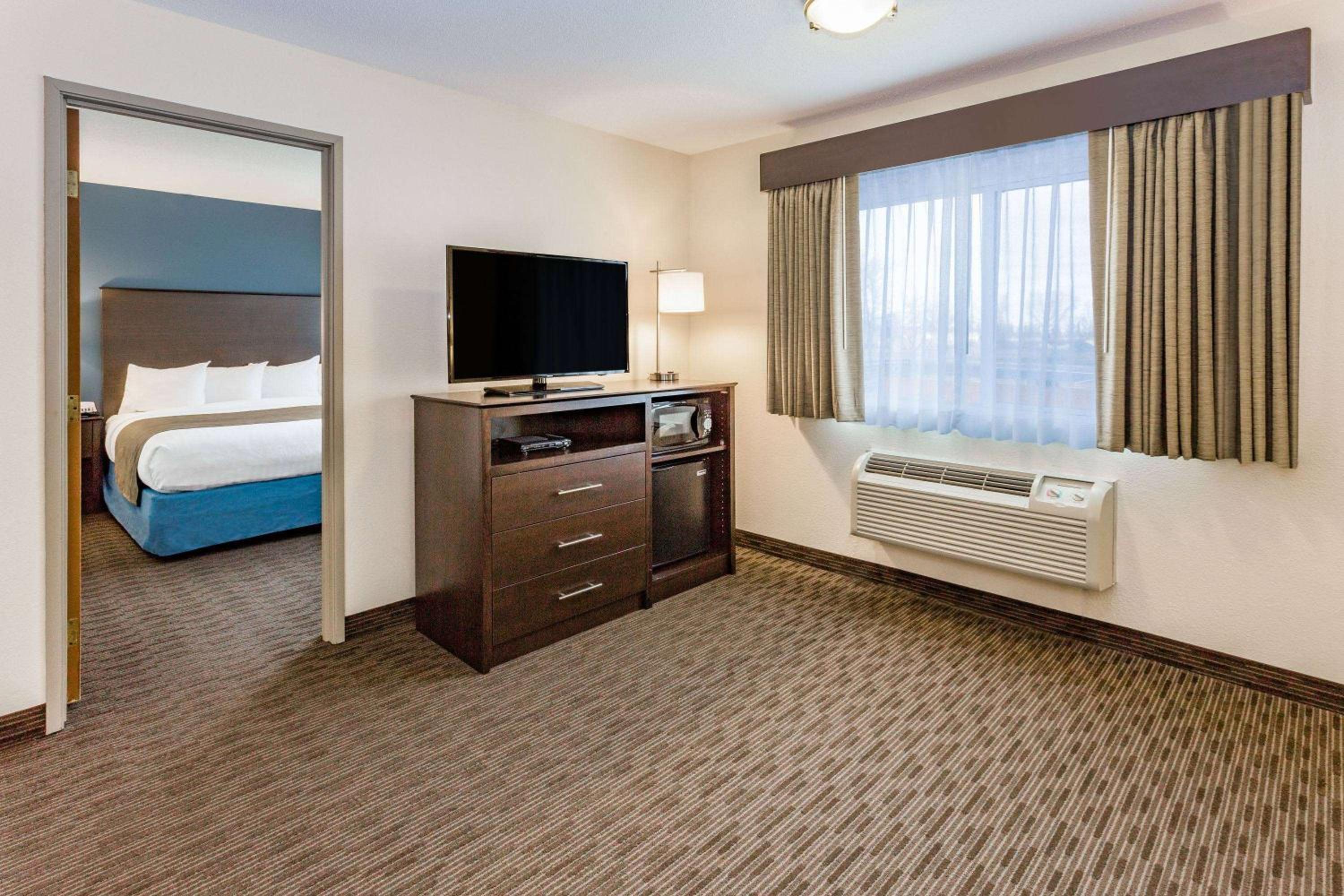 One-Bedroom King Suite - Non-Smoking