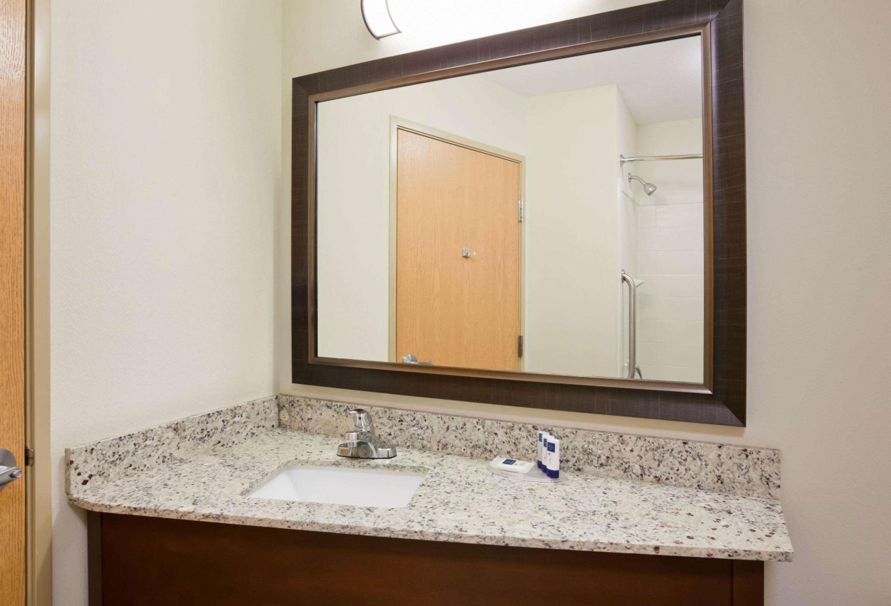 Deluxe Queen Room - Mobility Access/Non-Smoking photo 3