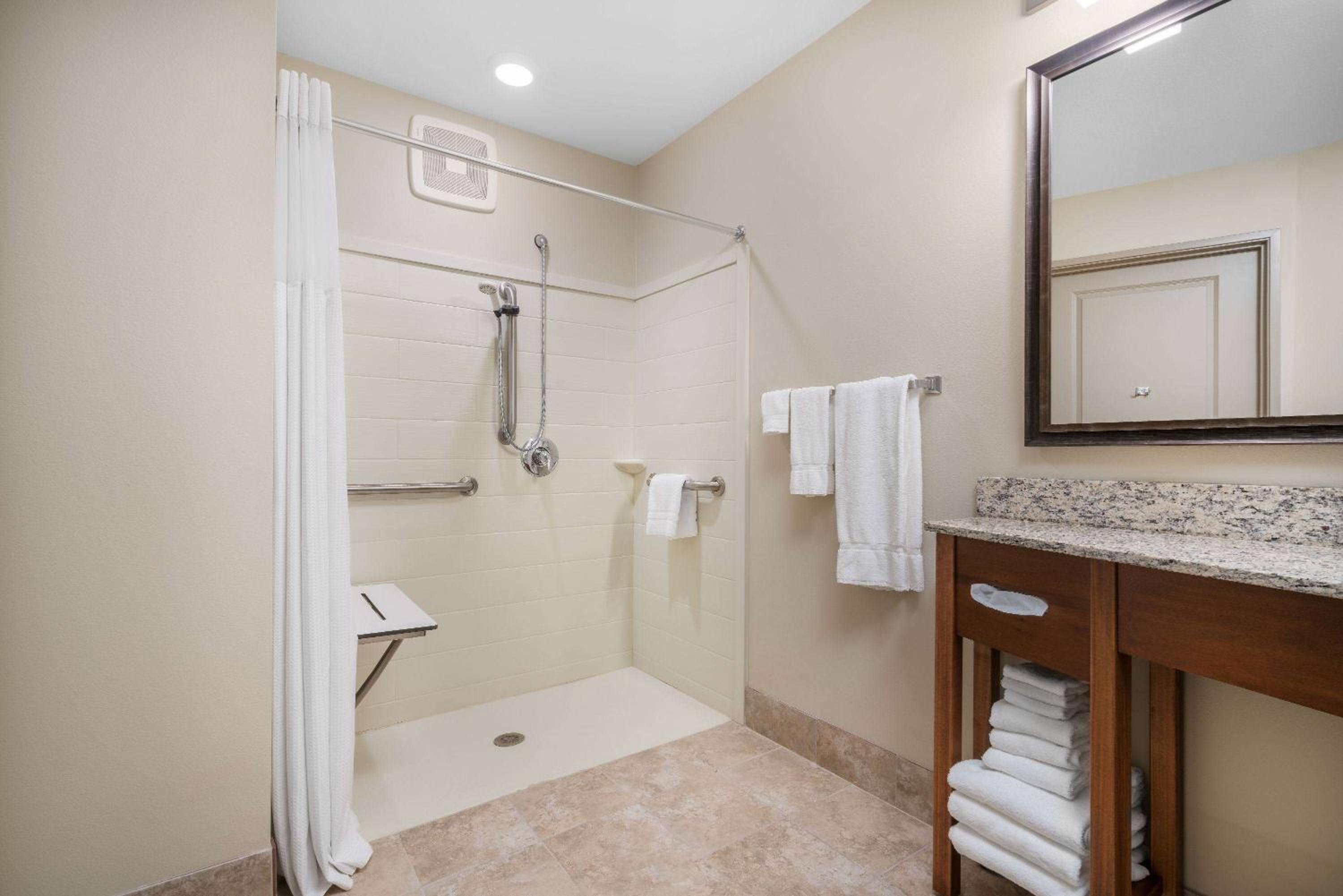 Deluxe Queen Room - Mobility Access/Non-Smoking photo 2