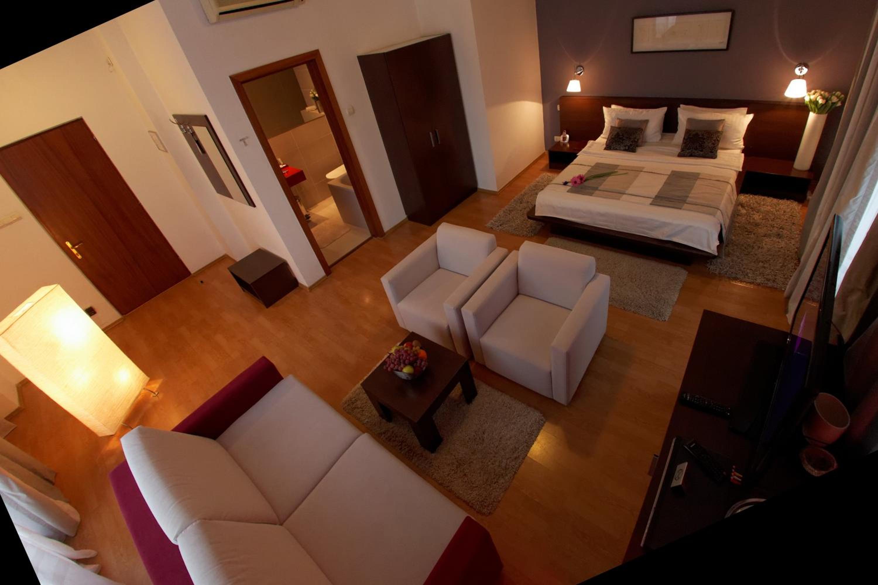 Junior Suite with Balcony - Photo 11