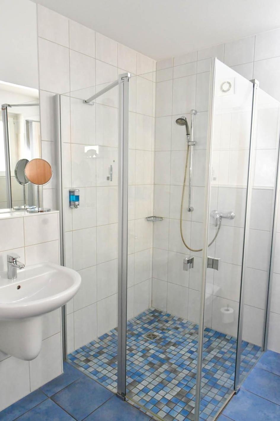 Large Double Room - Photo 3