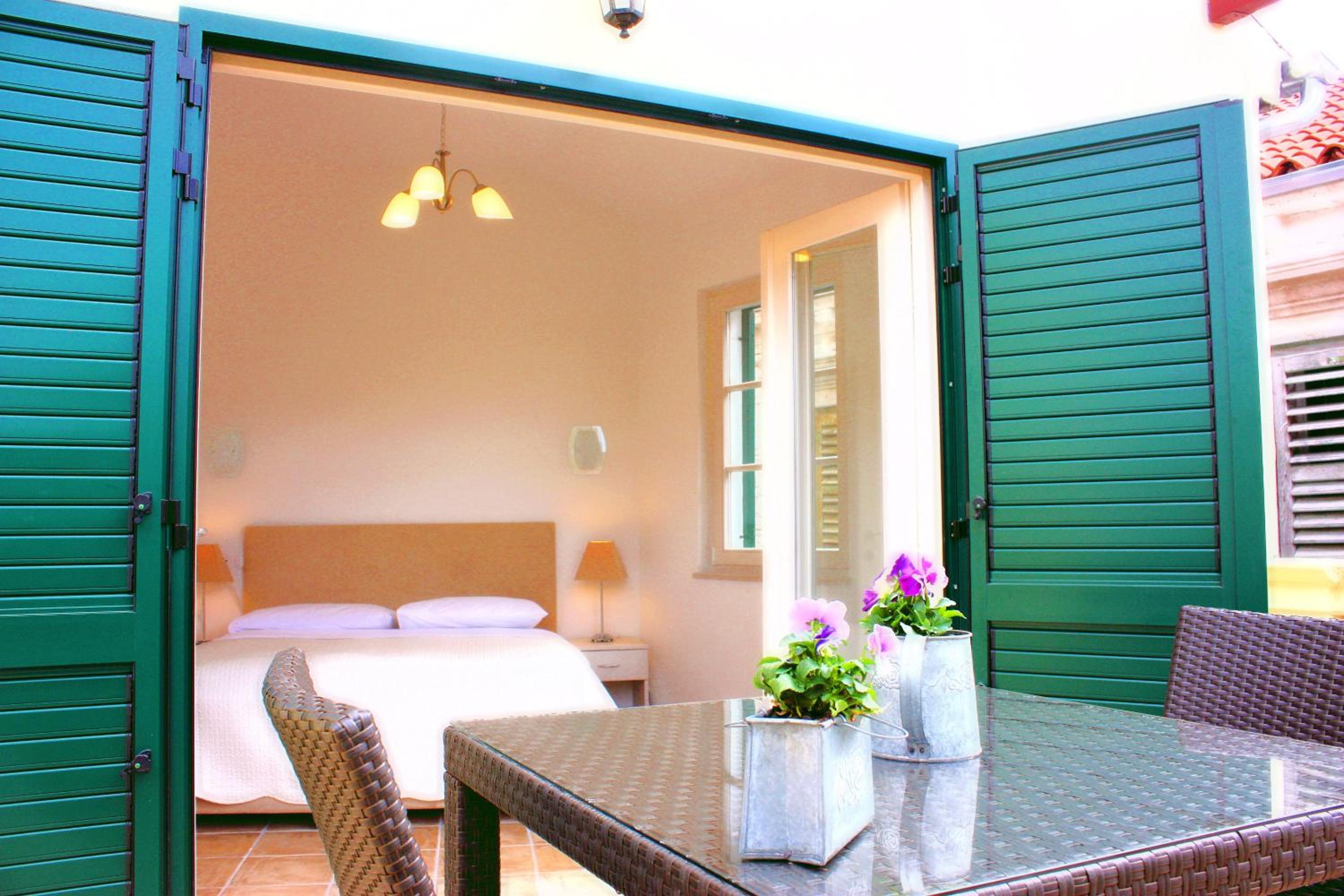 Deluxe Studio Apartment with Terrace - Photo 19