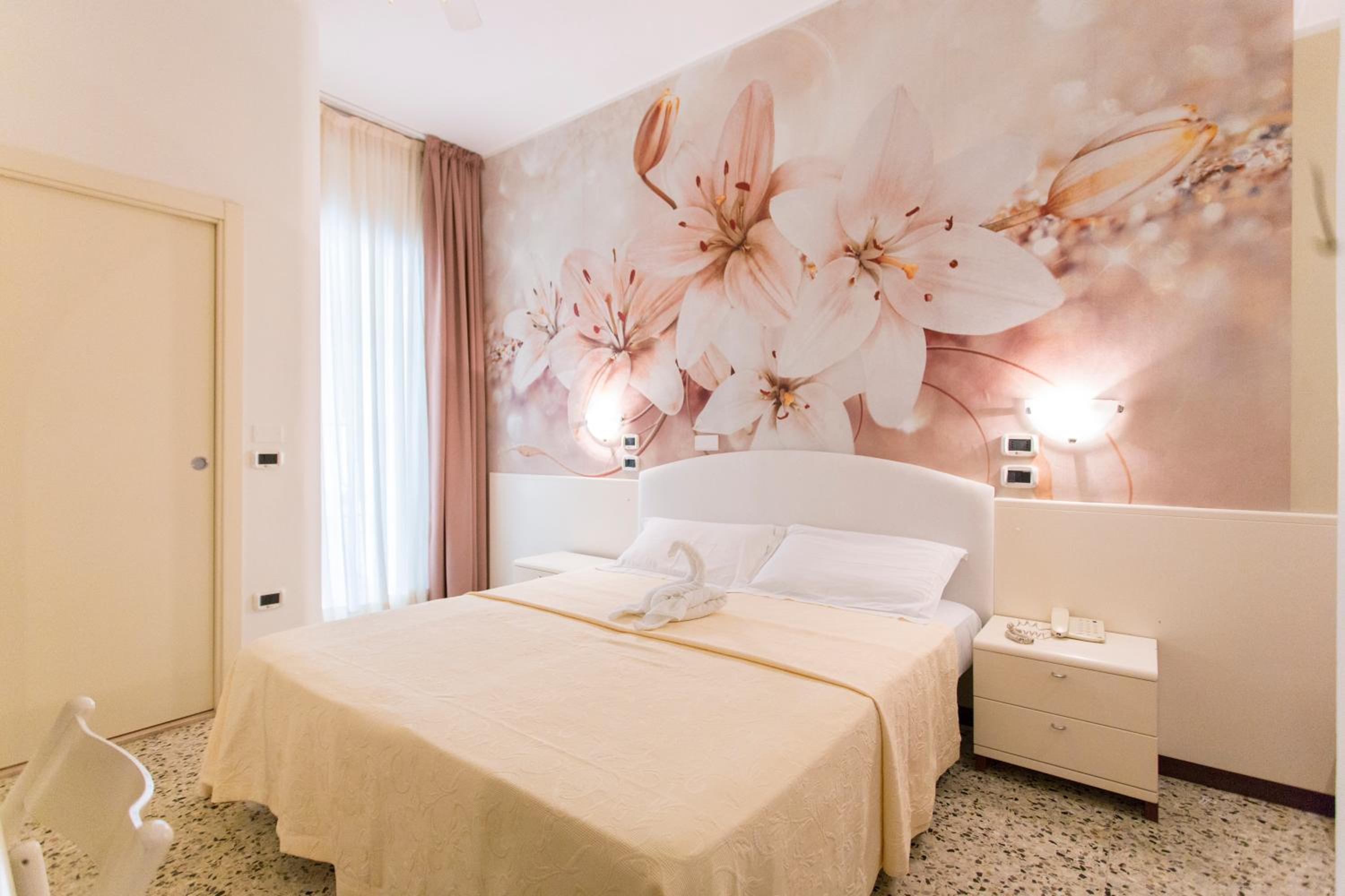 Large Double or Twin Room - Photo 1