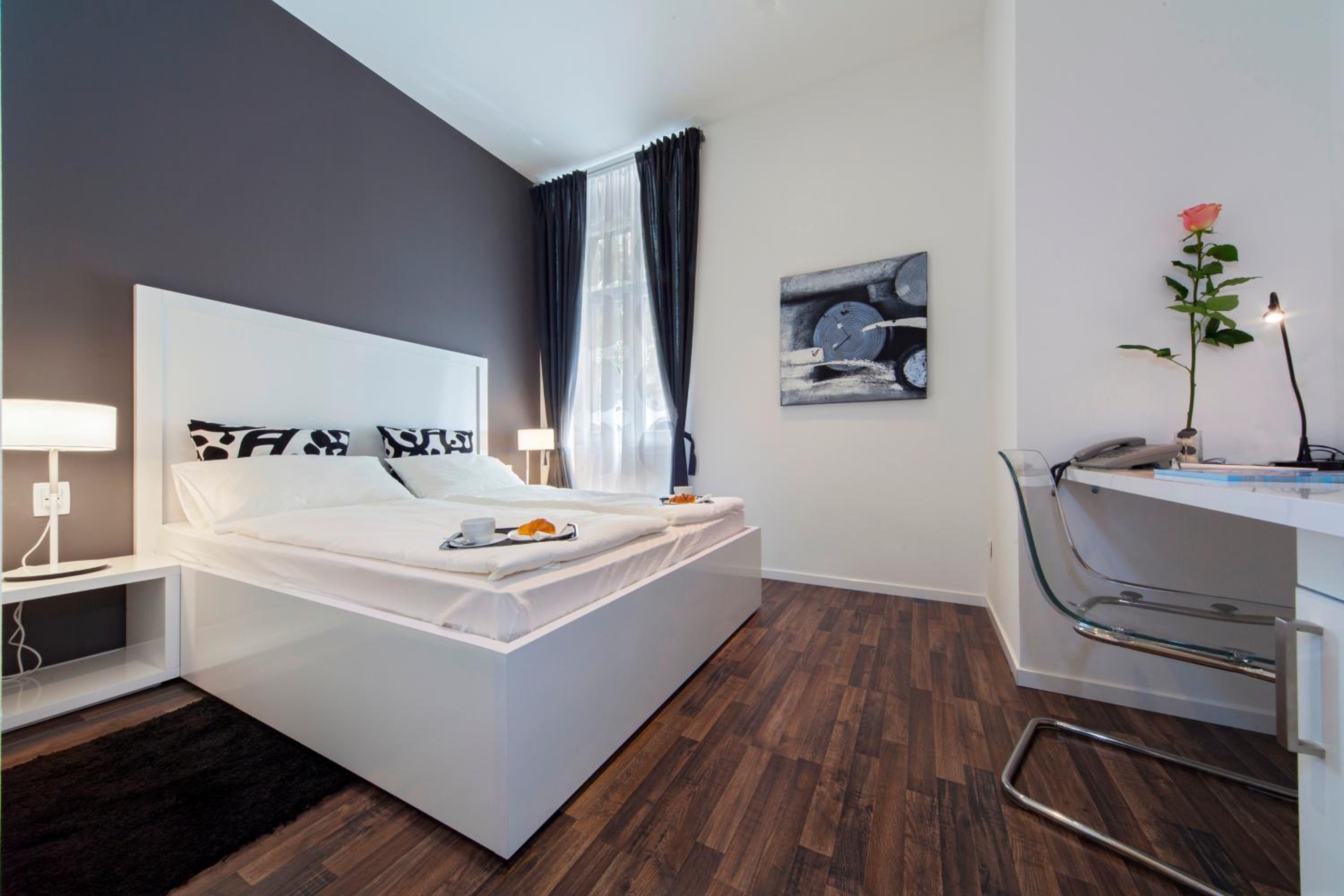 Superior Double Room - Main building - Sinjska 1 street photo 3