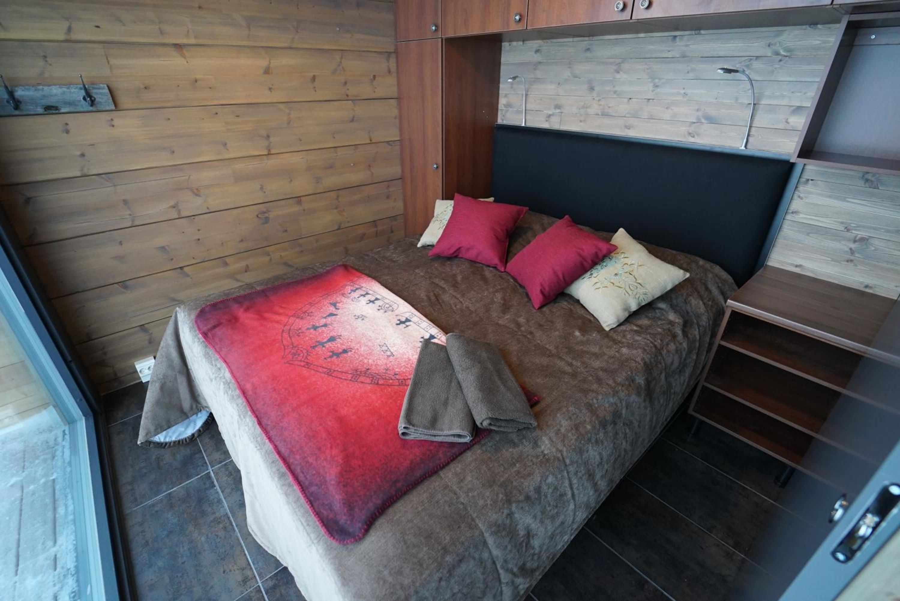 Three-Bedroom House - Photo 8
