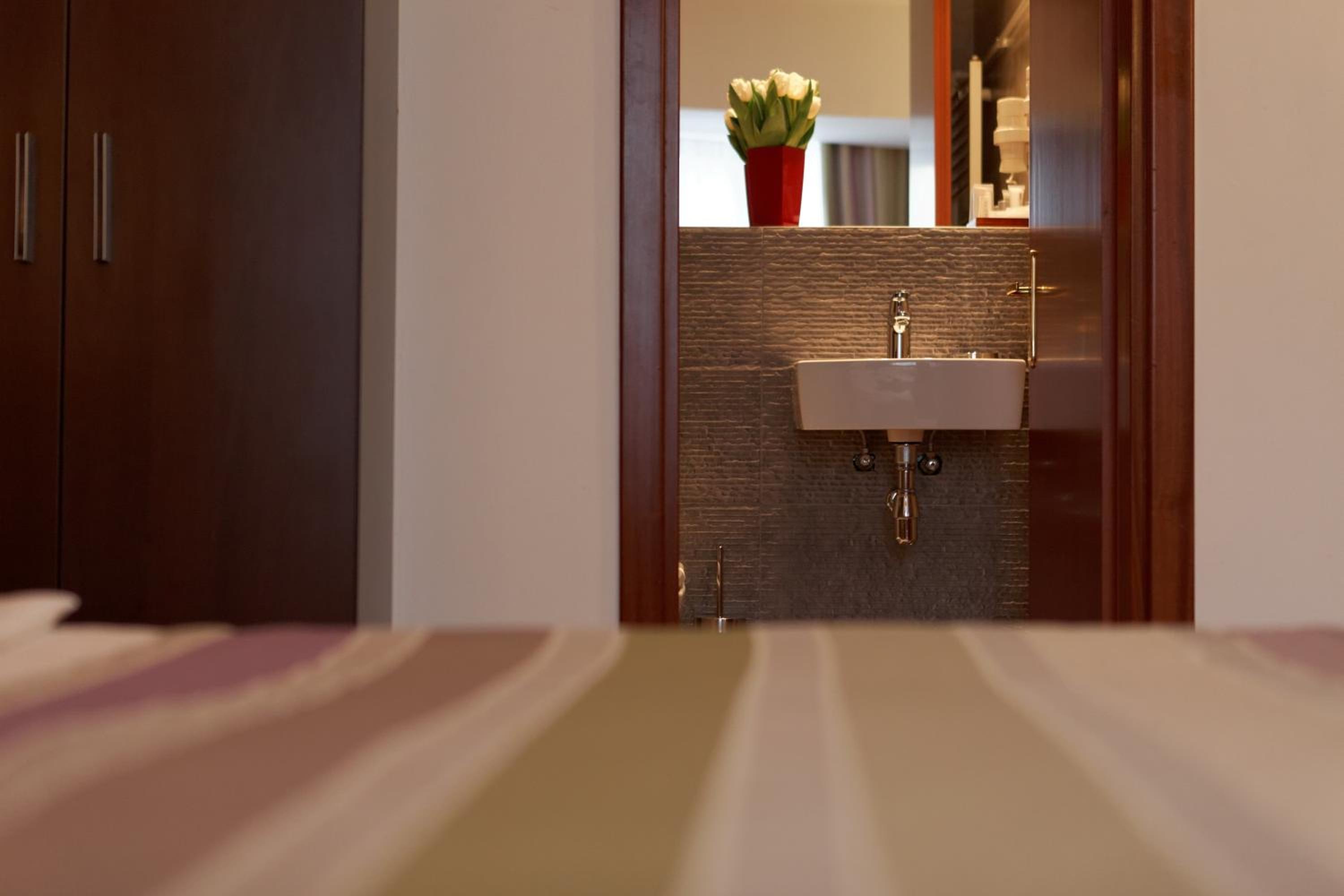Executive Business Room - Photo 9