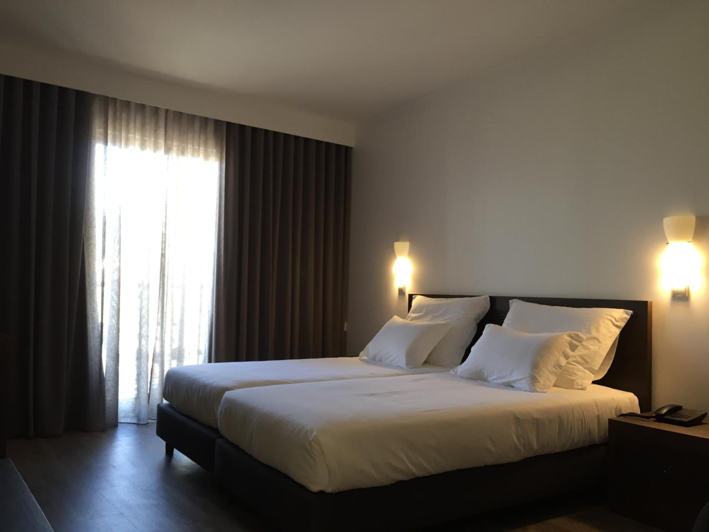 Twin Room with Extra Bed - Photo 8