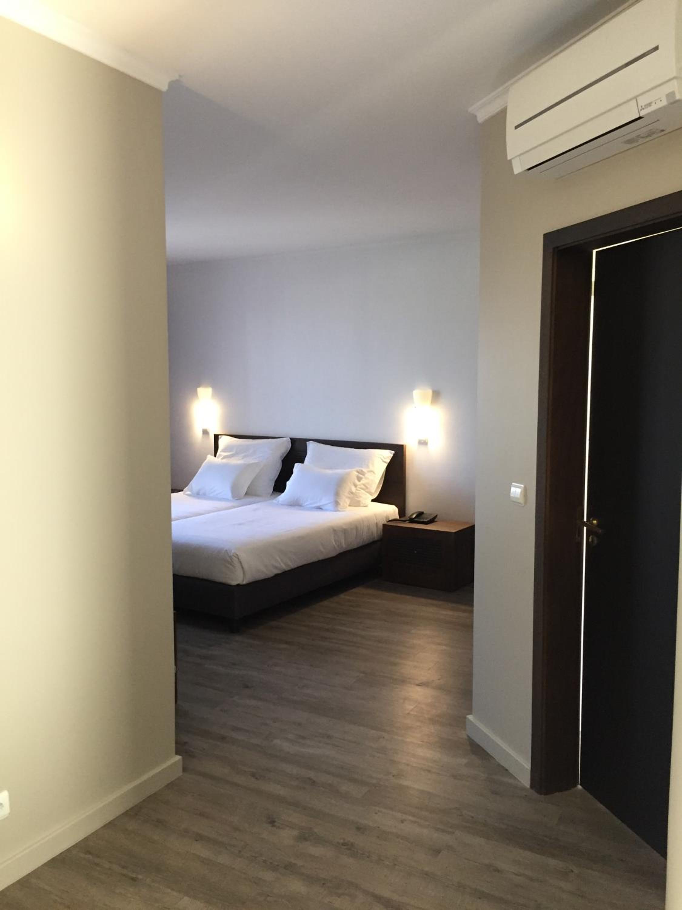 Twin Room with Extra Bed - Photo 1
