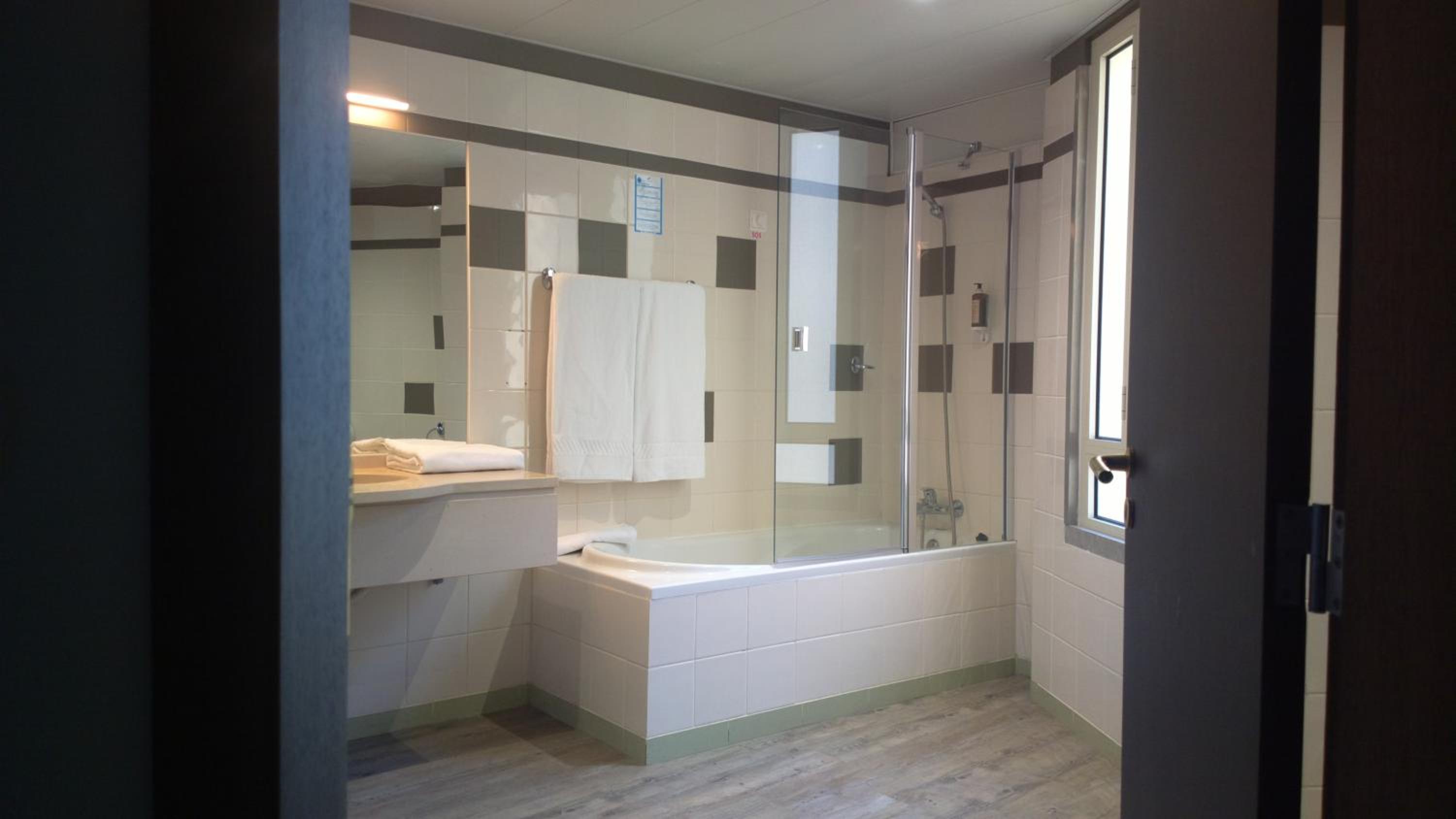 Twin Room with Extra Bed - Photo 4