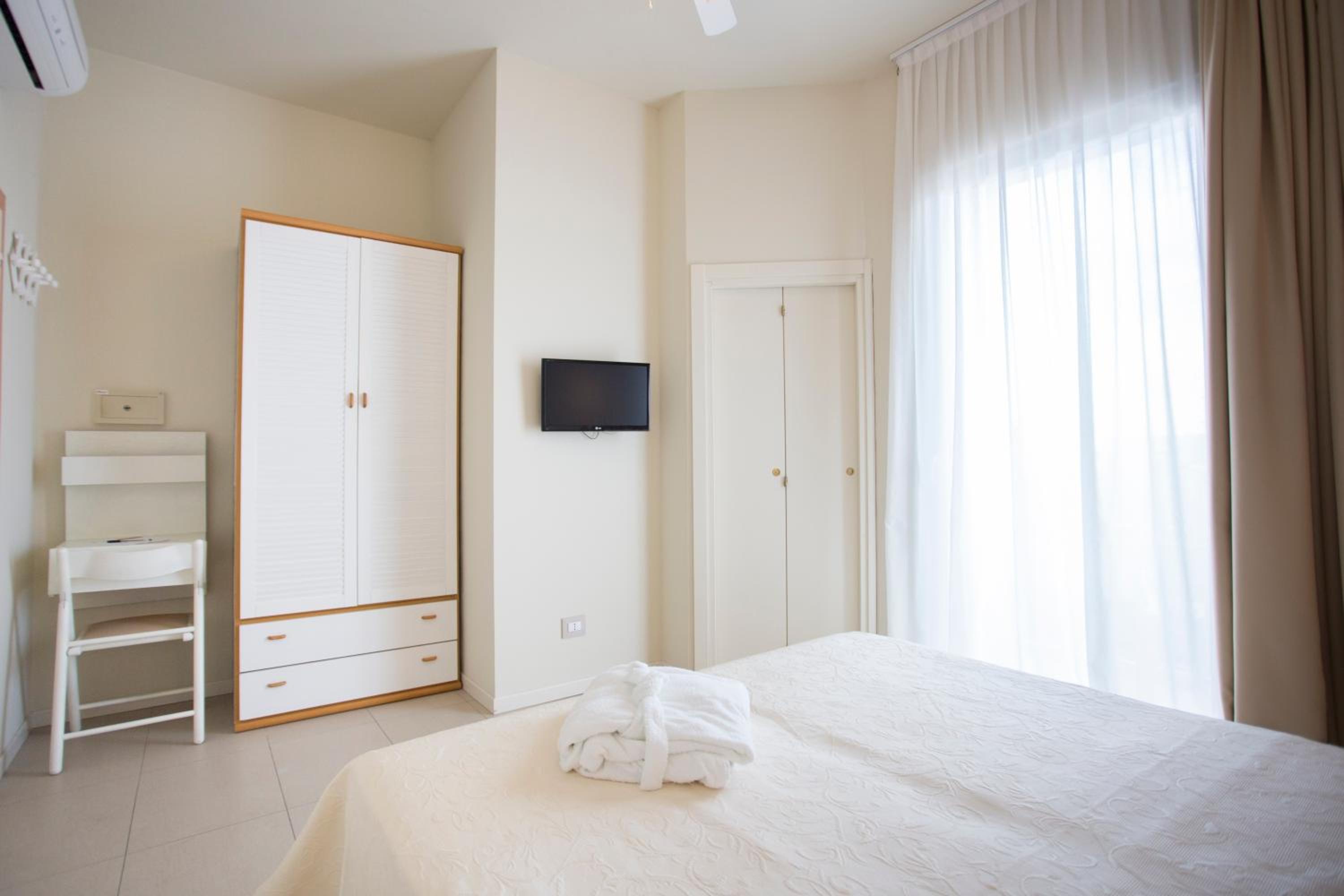 Standard Double or Twin Room - Photo 5