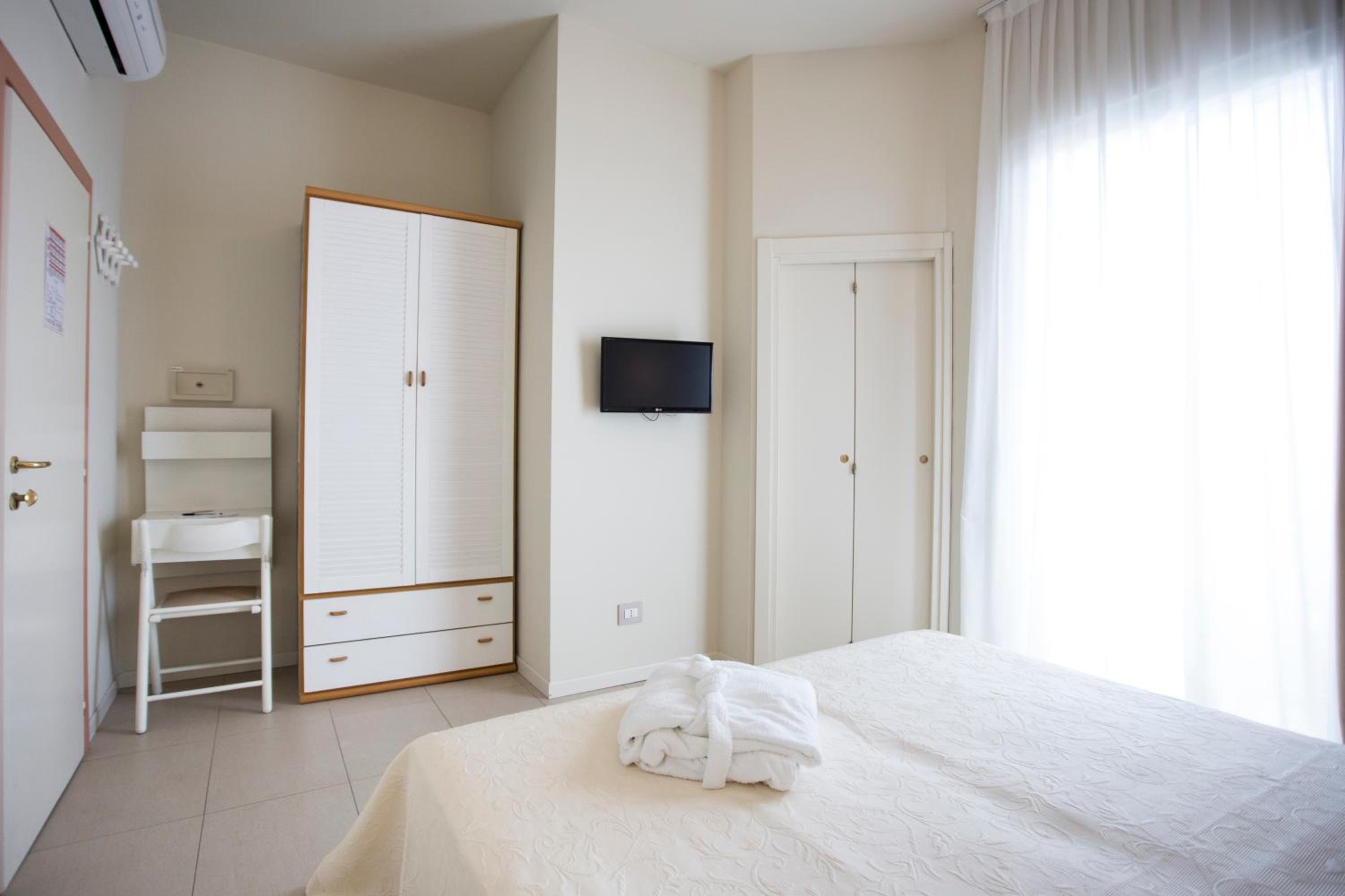 Standard Double or Twin Room - Photo 6