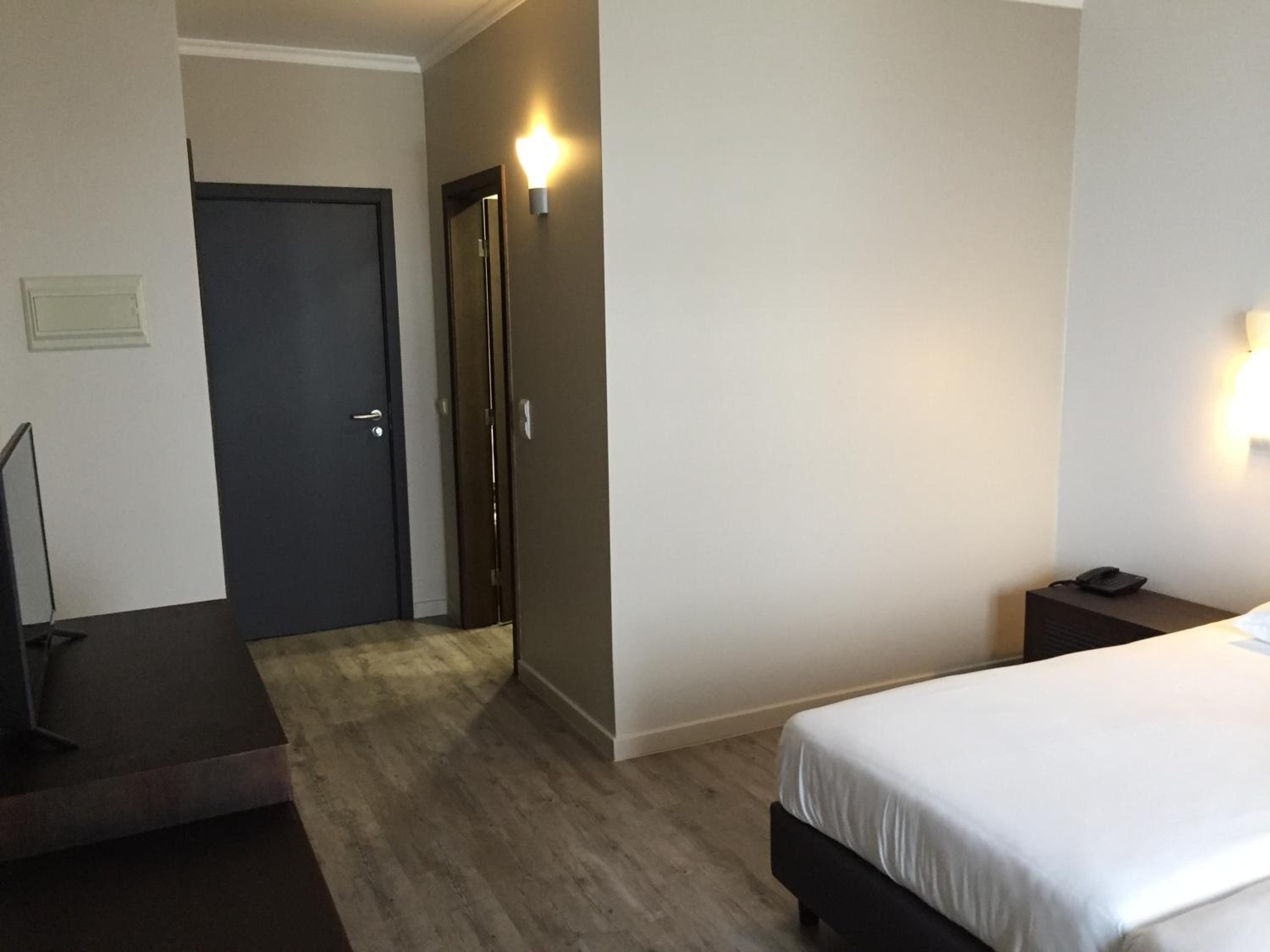 Twin Room with Mountain View & Balcony - Photo 4