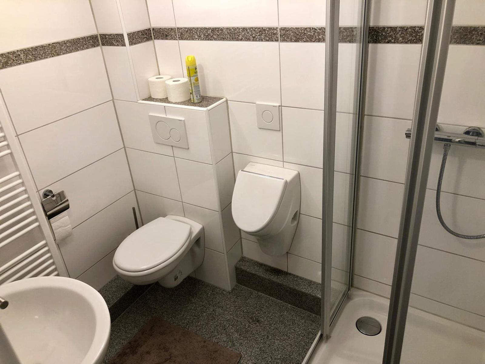 Standard Twin Room with Shared Bathroom photo 2
