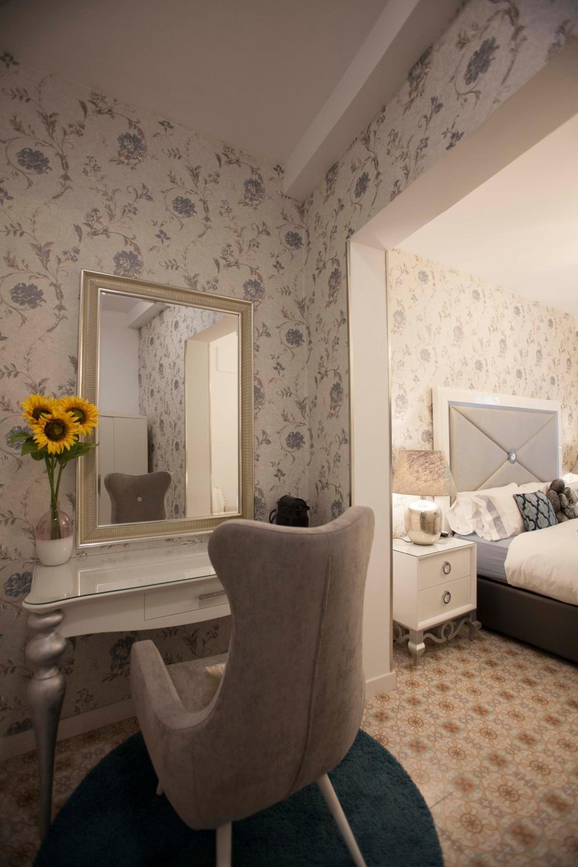 Deluxe King Suite photo 3