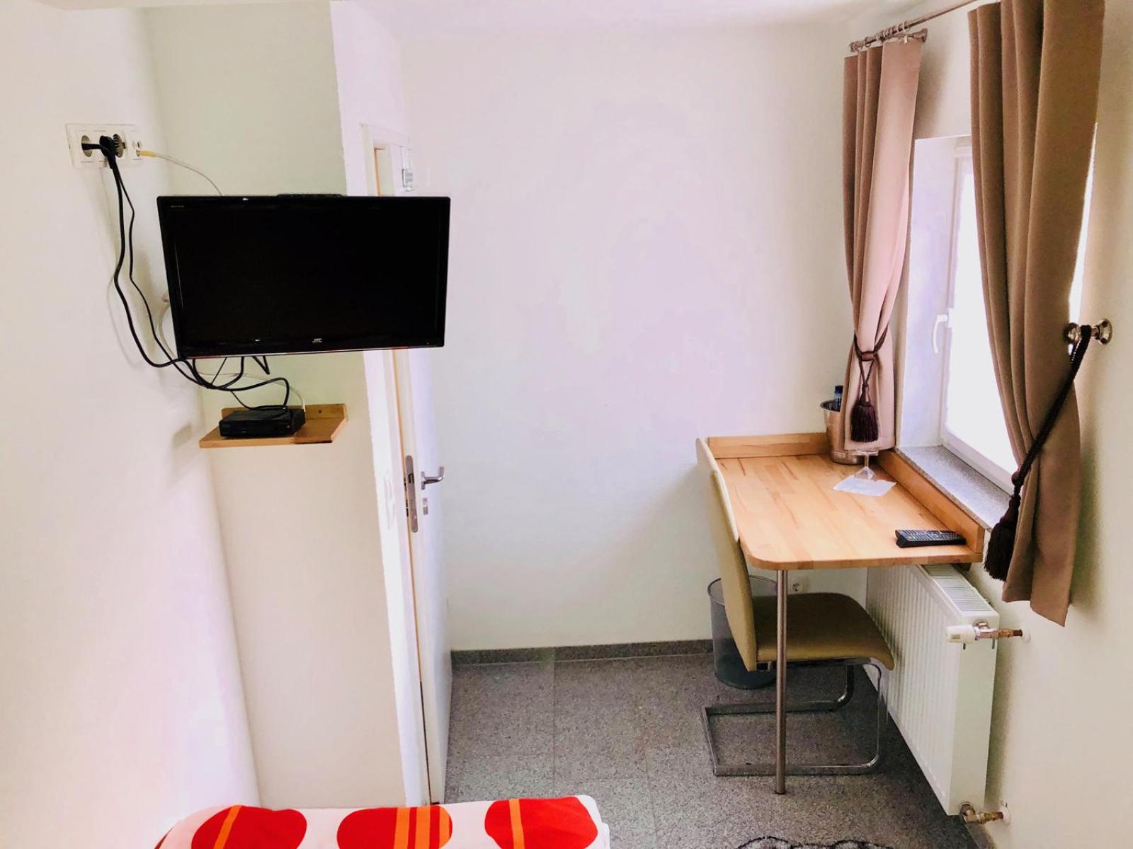Single Room with Shared Bathroom photo 3
