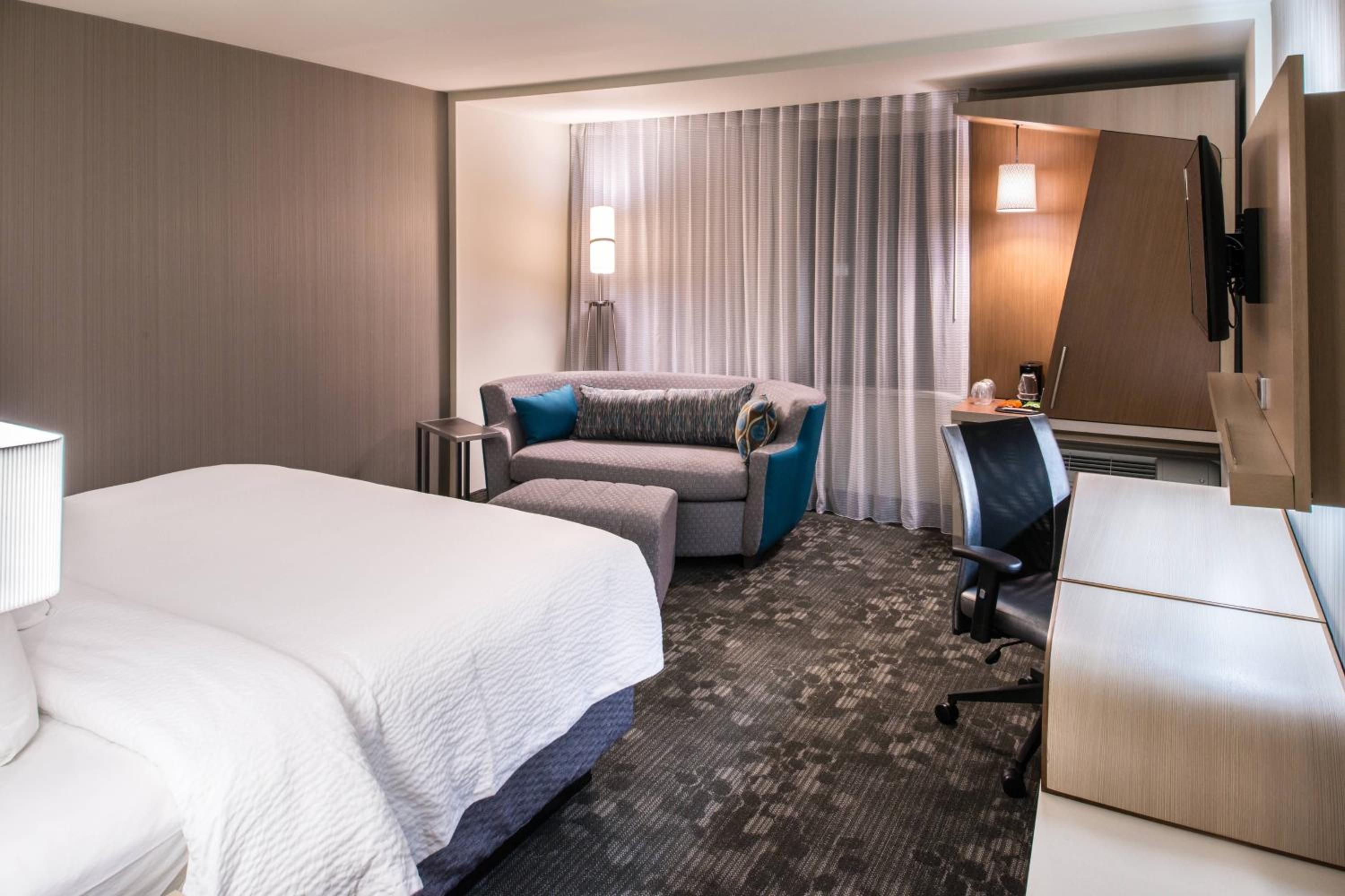 King Room with Roll-In Shower - Mobility Accessible