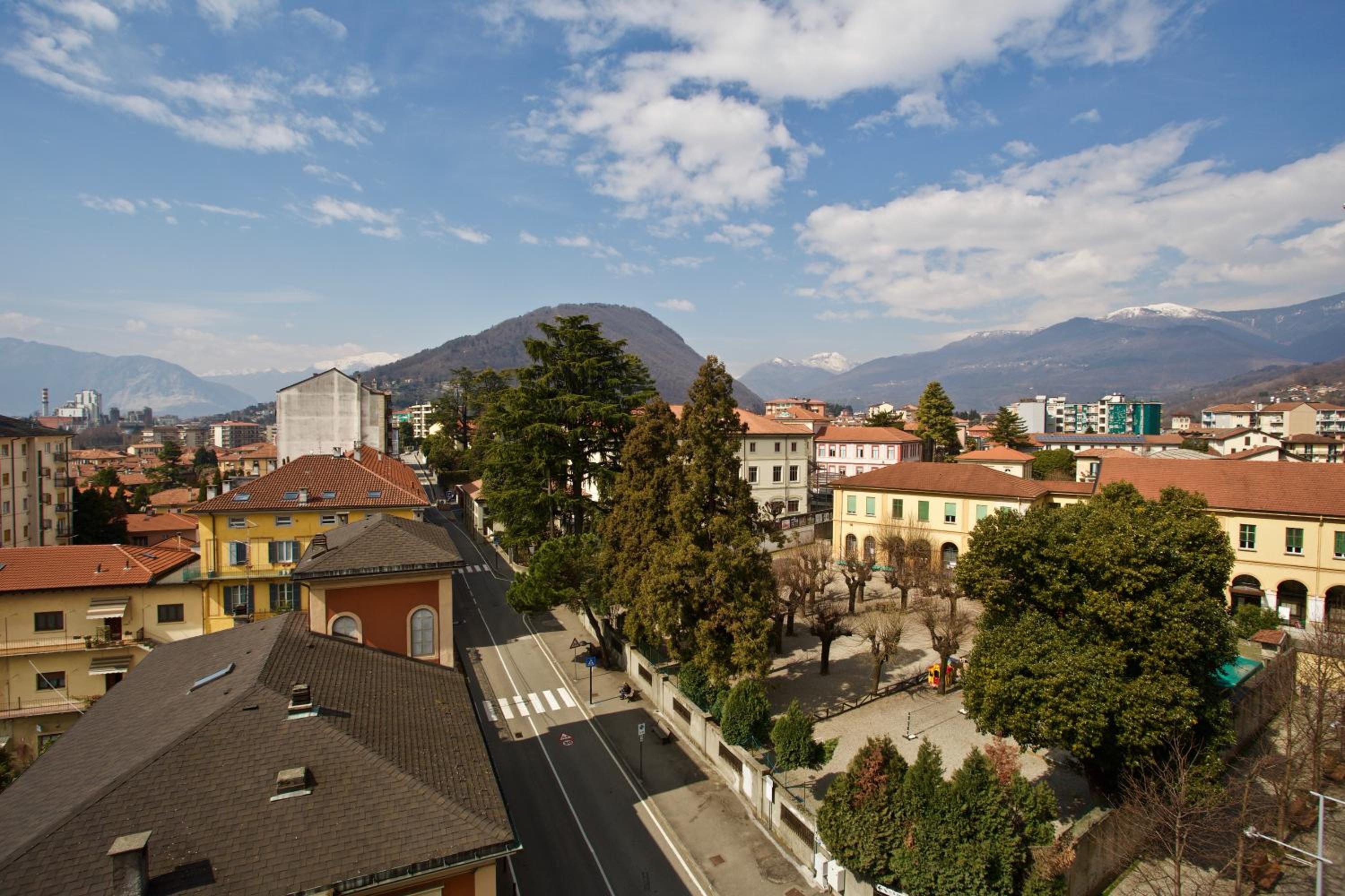 One-Bedroom Apartment with Balcony and City View - Photo 20