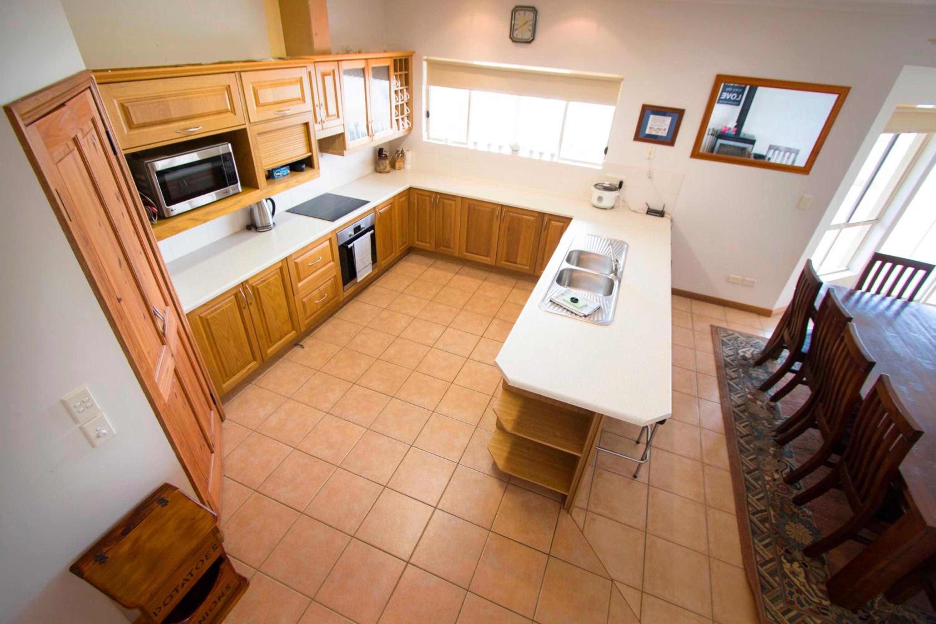 Five-Bedroom House photo 3