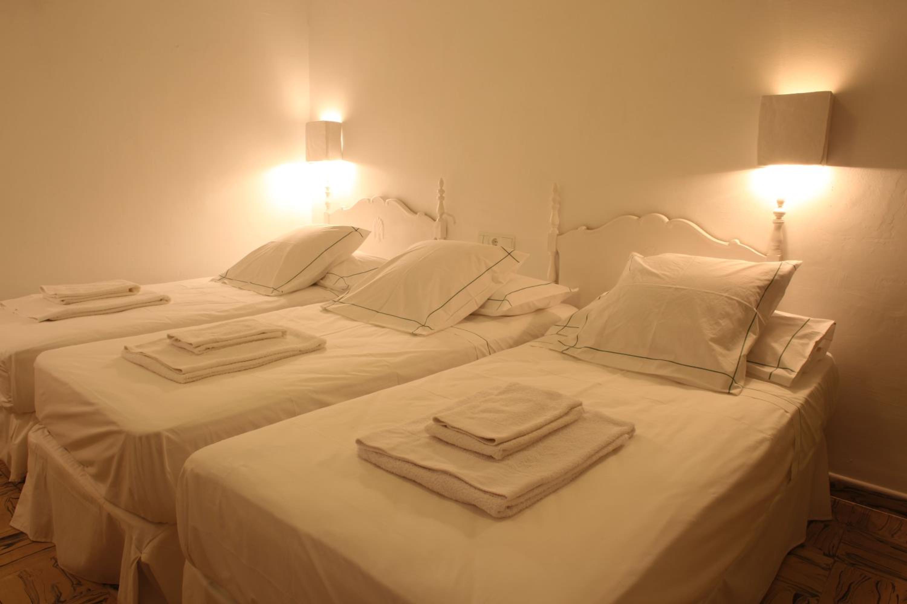 Habitación Doble con cama supletoria y baño compartido