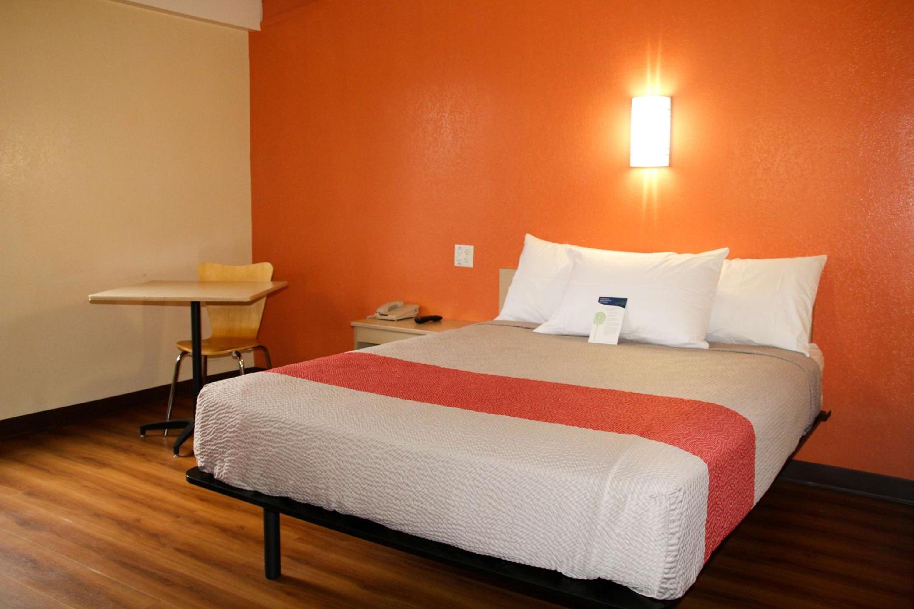 Deluxe Queen Room - Non-Smoking photo 2