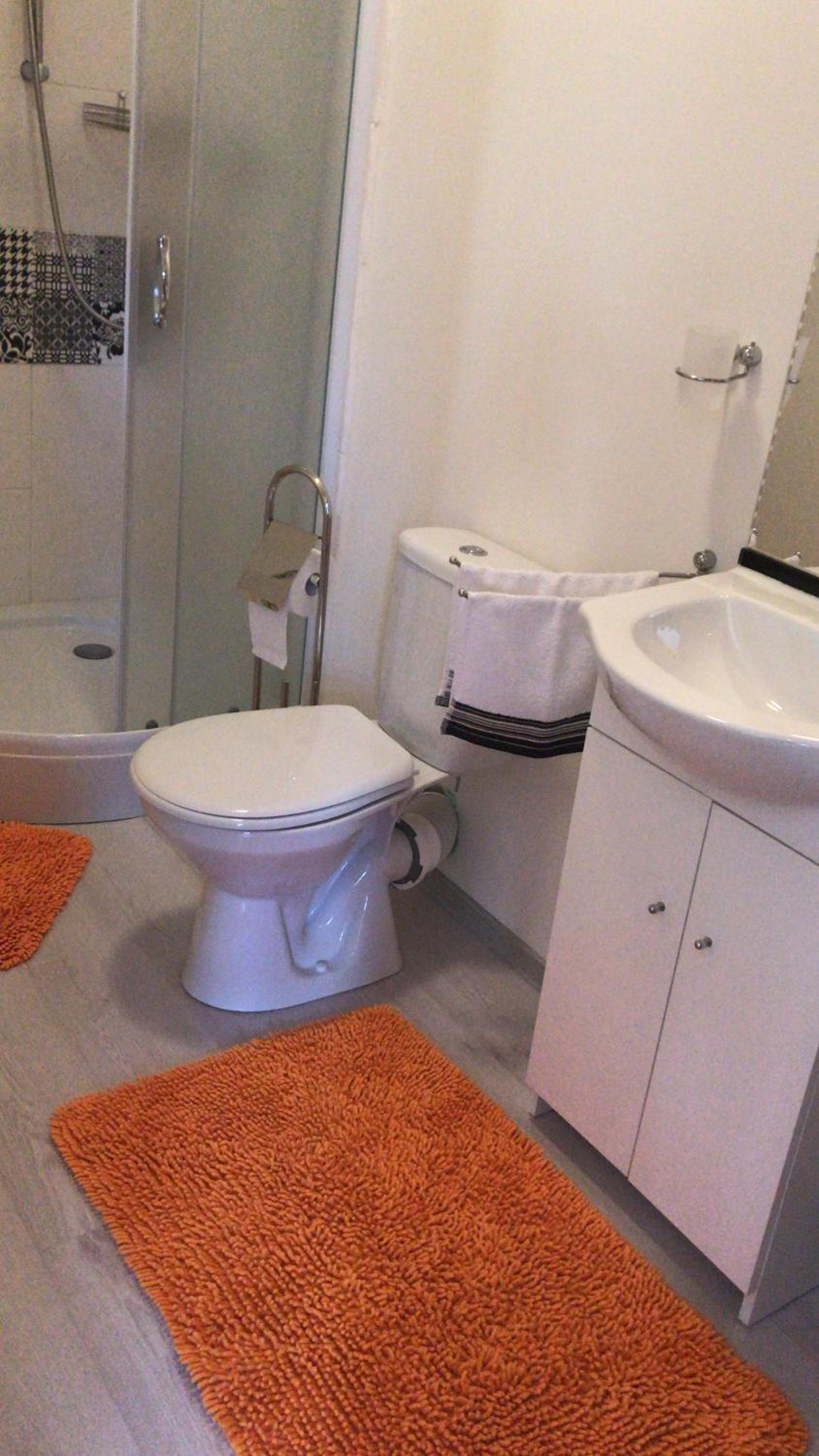 Deluxe Twin Room with Shower - Photo 5