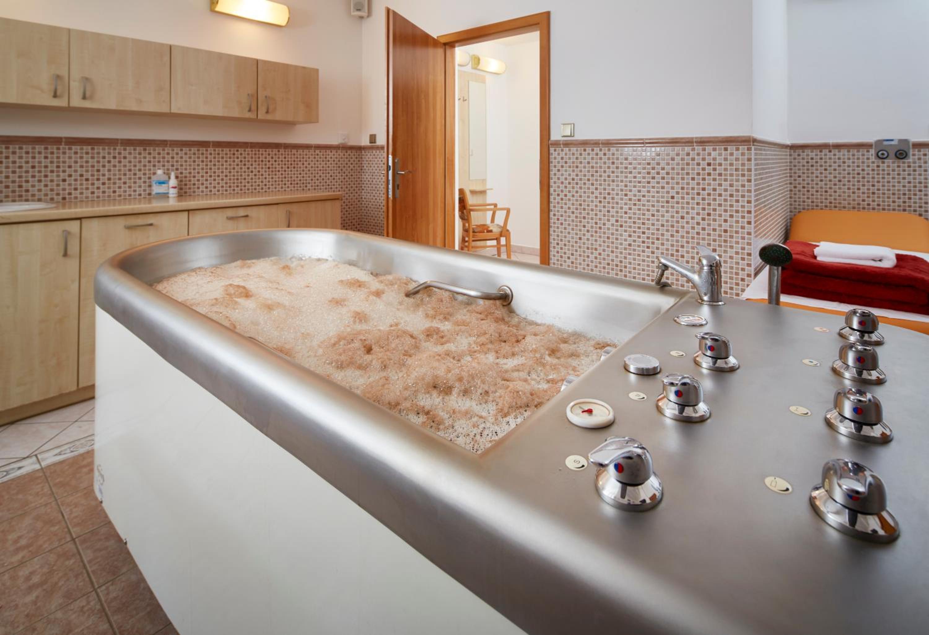 Wellness stay for 2 nights with half board and wellness treatments in Classic Double Room photo 3