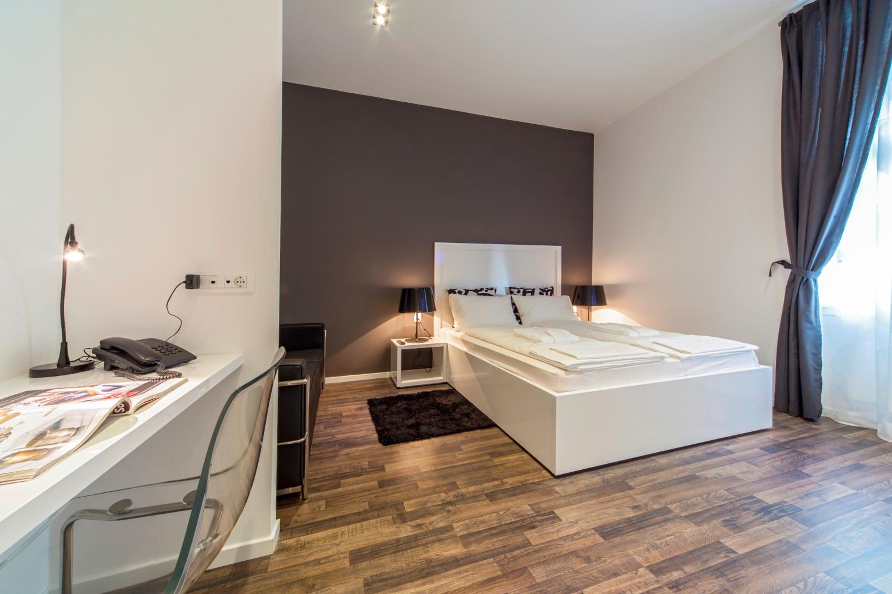 Comfort Double Room with Sofa - Main building - Sinjska 1 street photo 2