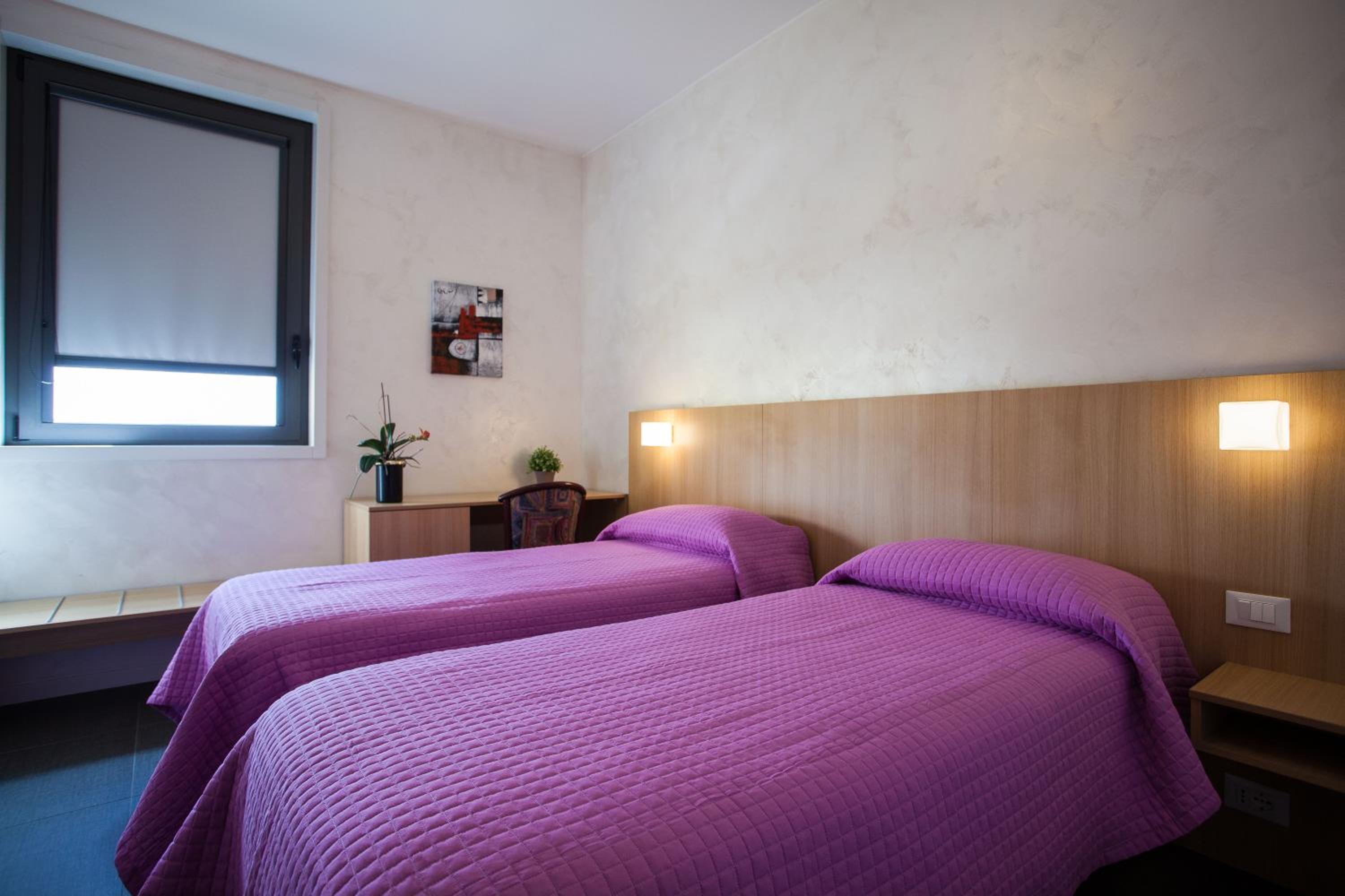 Twin Room with Bathroom - Photo 1