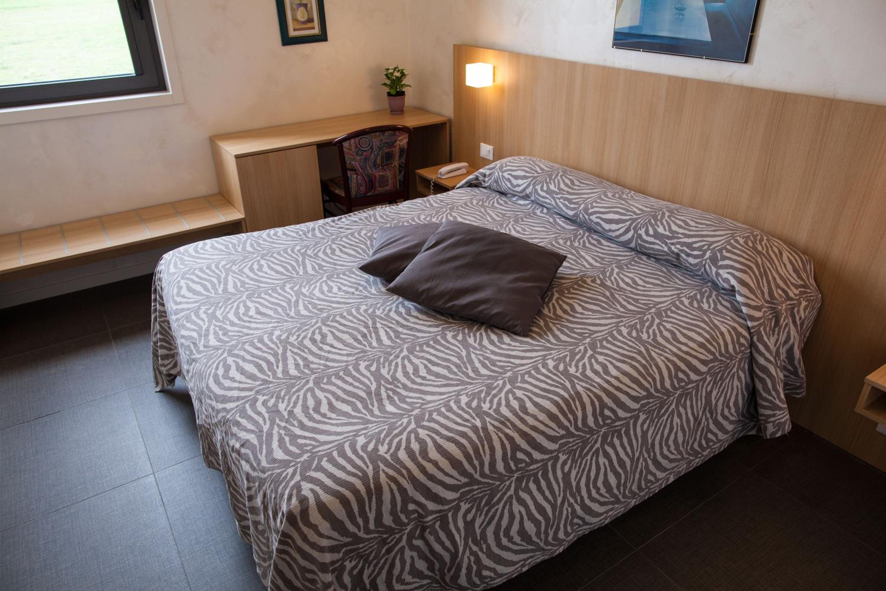 Double Room with Private Bathroom - Photo 2