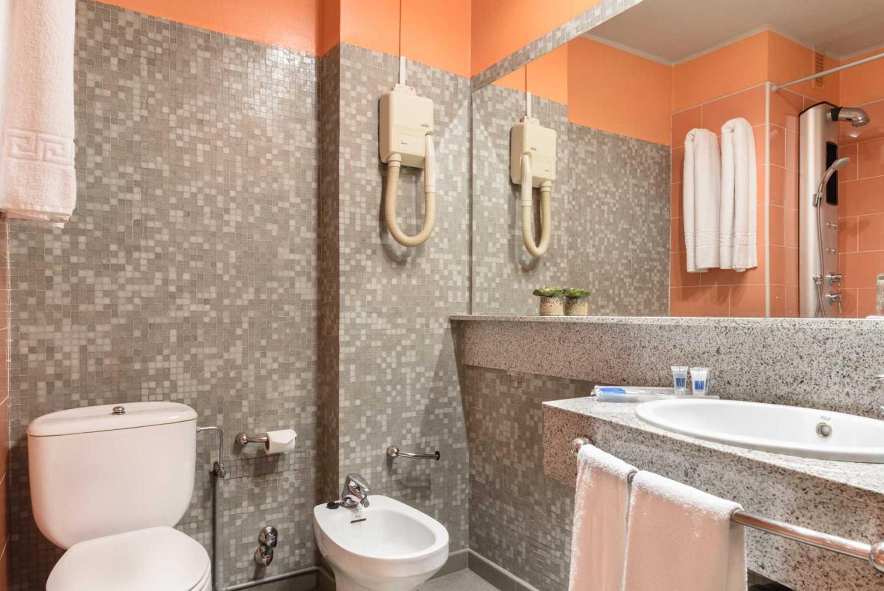 Double or Twin Room - Photo 6