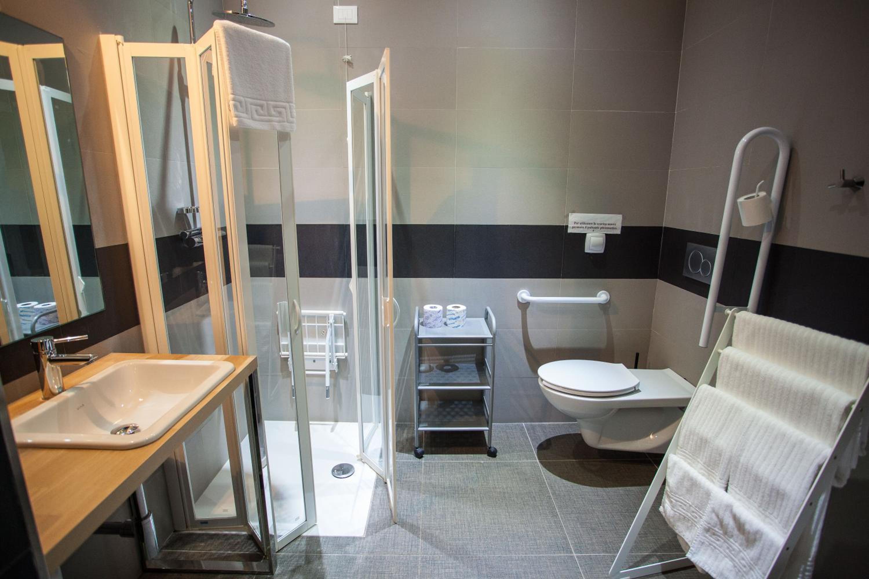 Quadruple Room - Disability Access - Photo 4