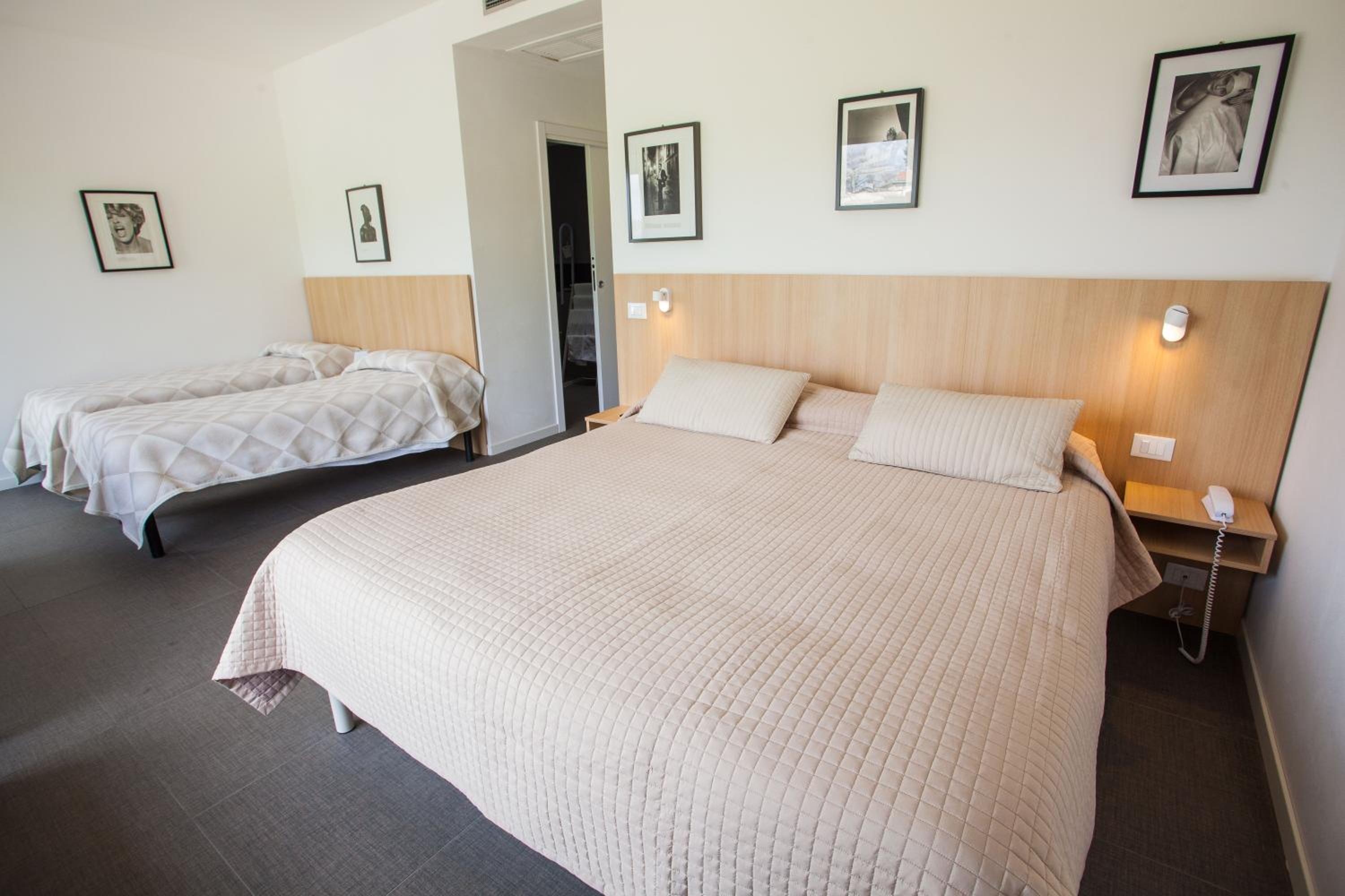 Quadruple Room - Disability Access - Photo 3