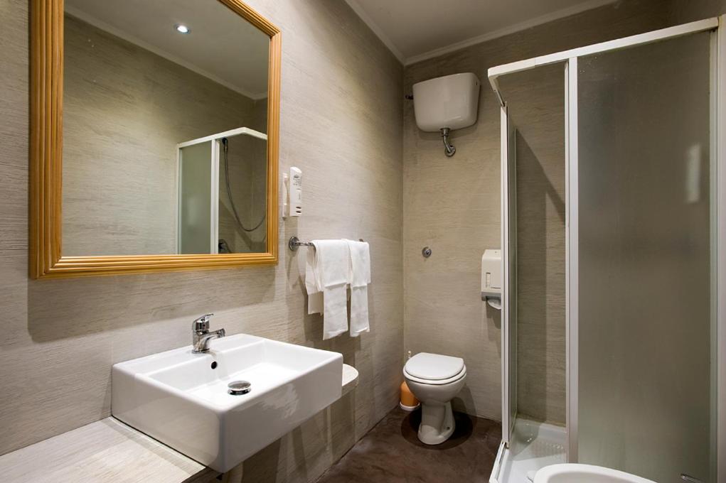 Double or Twin Room with Extra Bed - Photo 2
